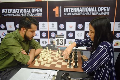 Divya Deshmukh (R) makes a move during her eighth round match against Numbair Shah Shaikh in Pune. (Pic credit: AICF)