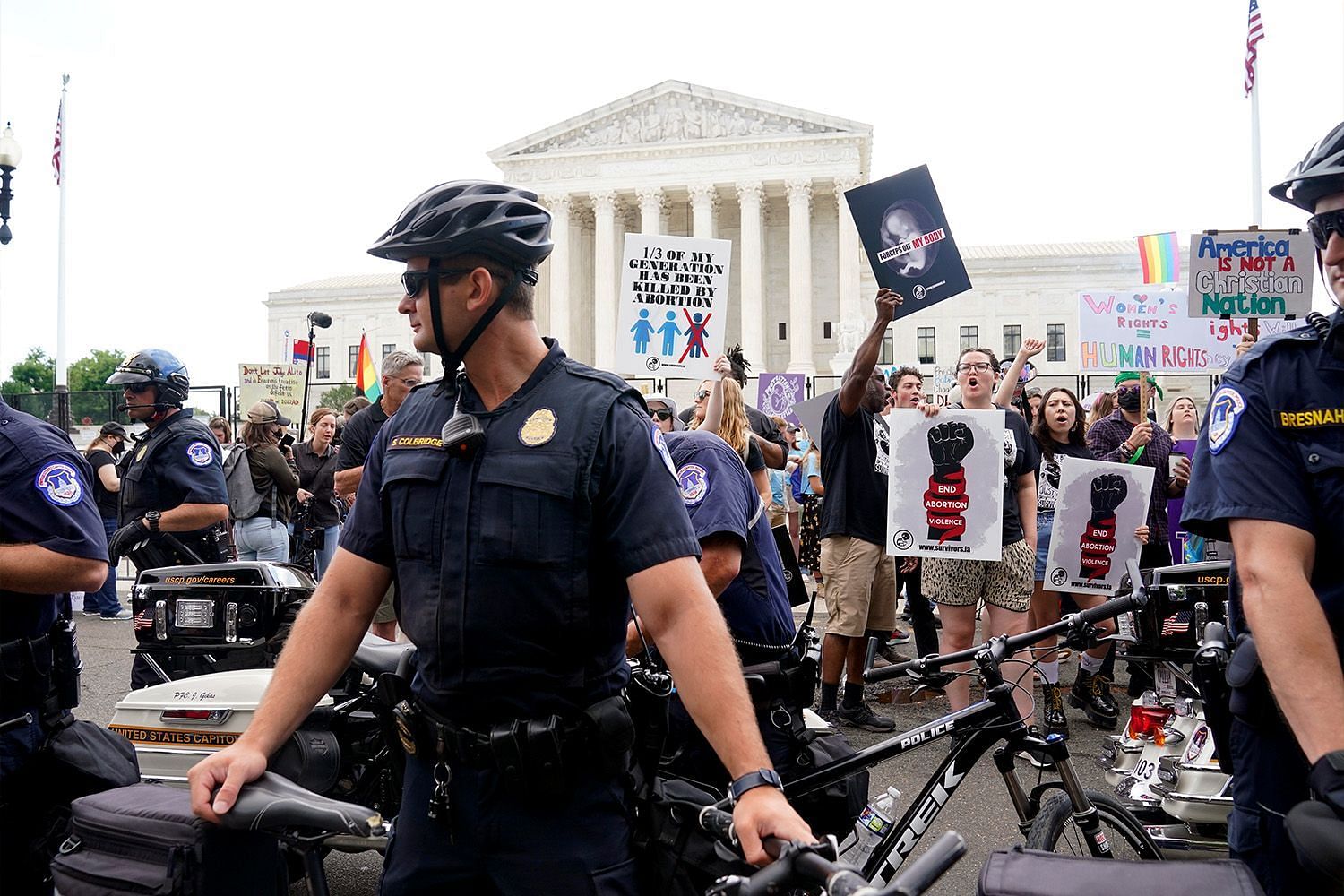 Para pengunjuk rasa di luar Mahkamah Agung AS.  Sumber: Front Office Sports/Jack Gruber - USA Today