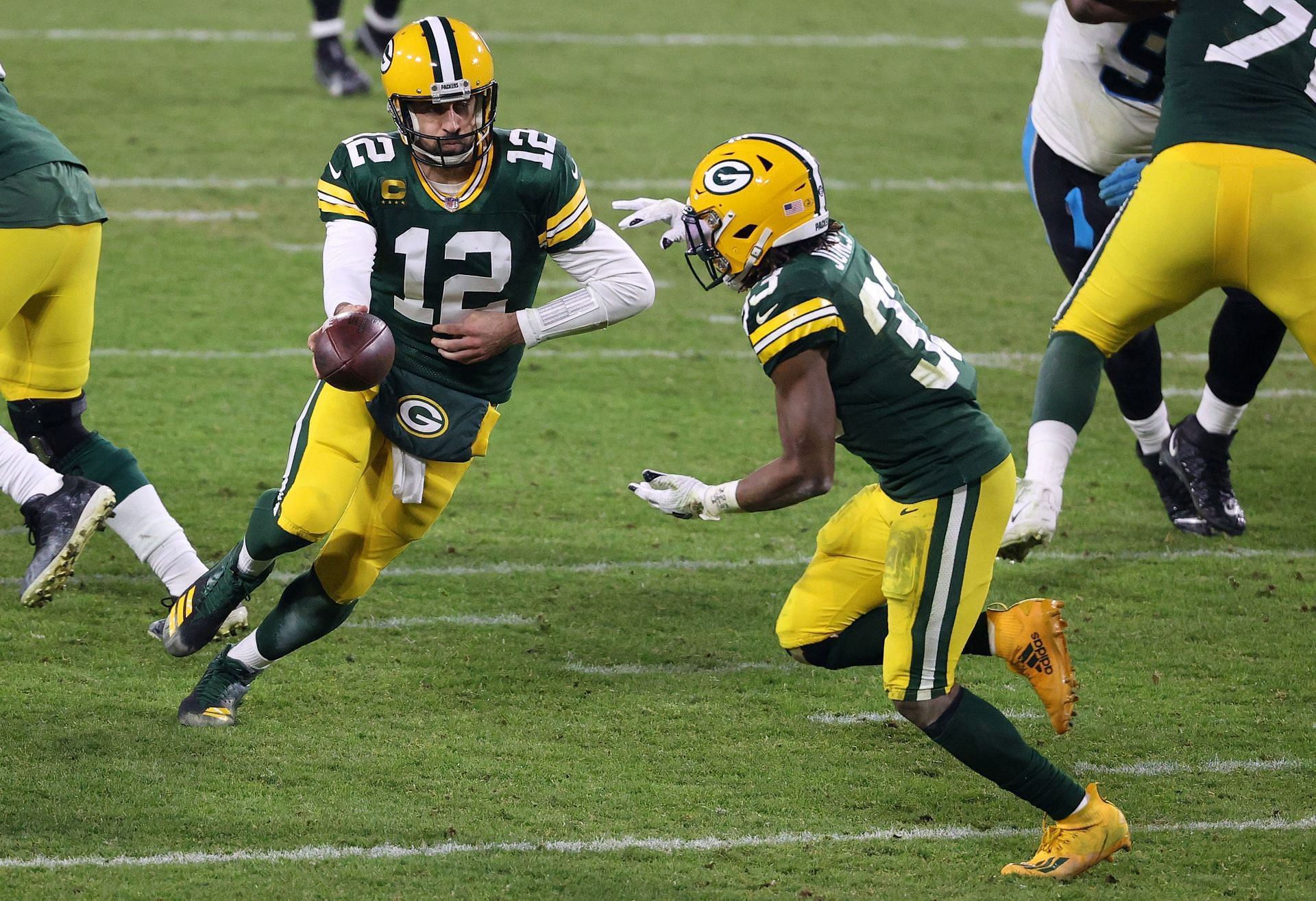 Packers RB Aaron Jones to donate a pair of shoes for each yard he