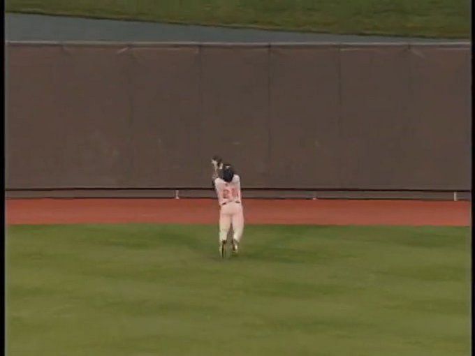 LAA@KC: Edmonds makes a spectacular catch 