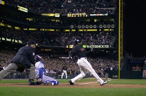 Barry Bonds hits 71st home run.