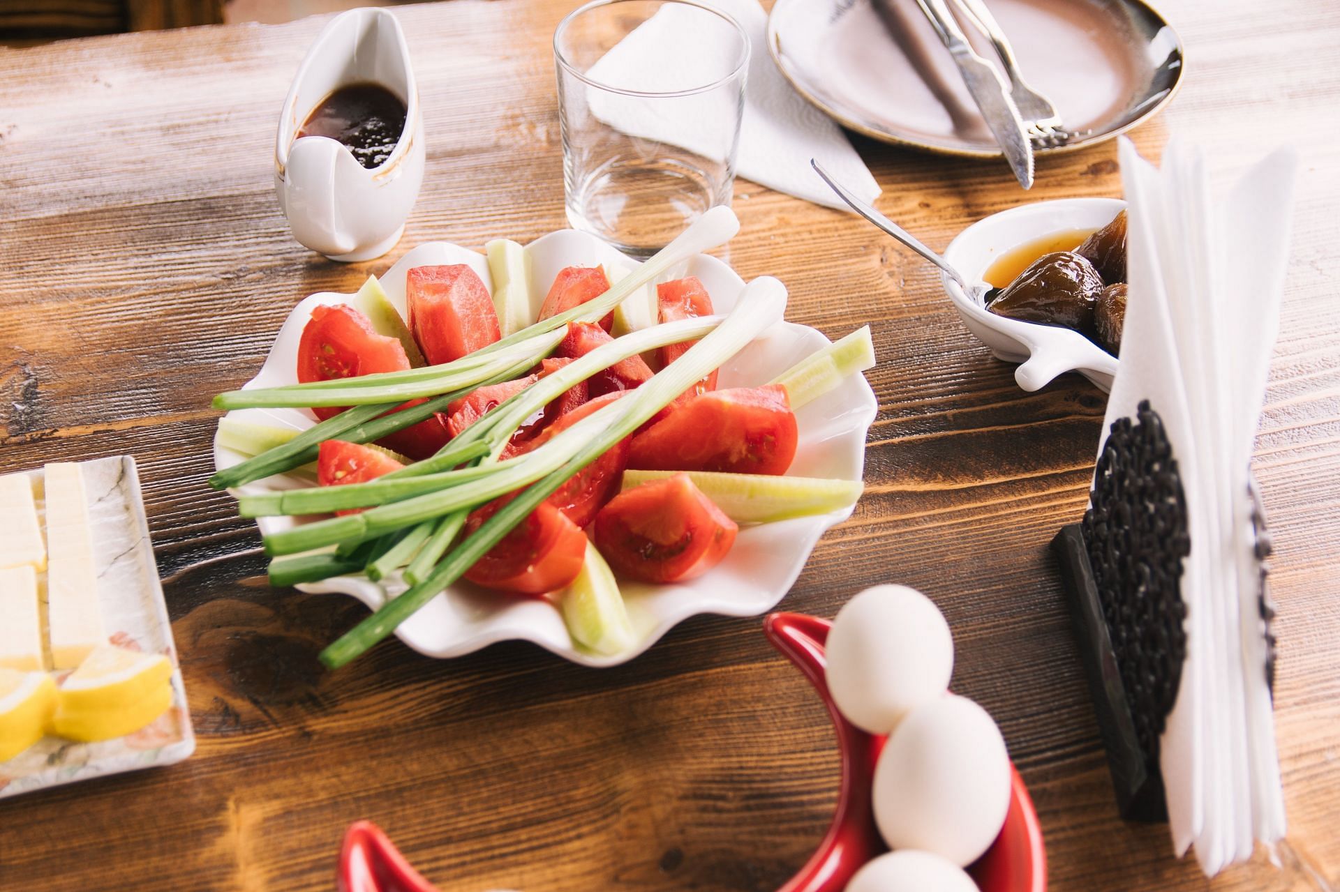 The herb serves as an excellent garnish for salads (Image via Pexels @Алексей Вечерин)