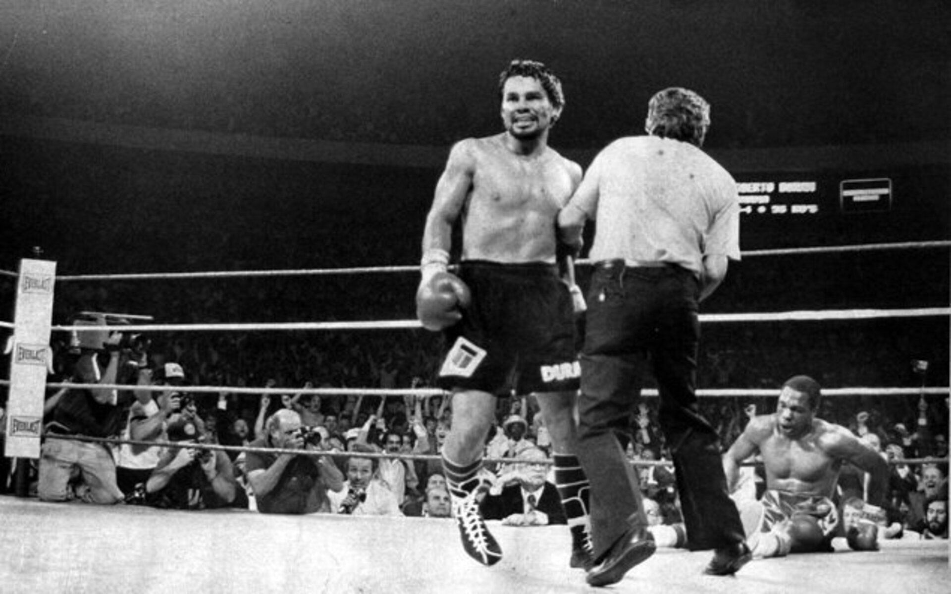 Roberto Duran knocked out Davey Moore on this day in 1983. [Image via @BoxingHistoria on Twitter]