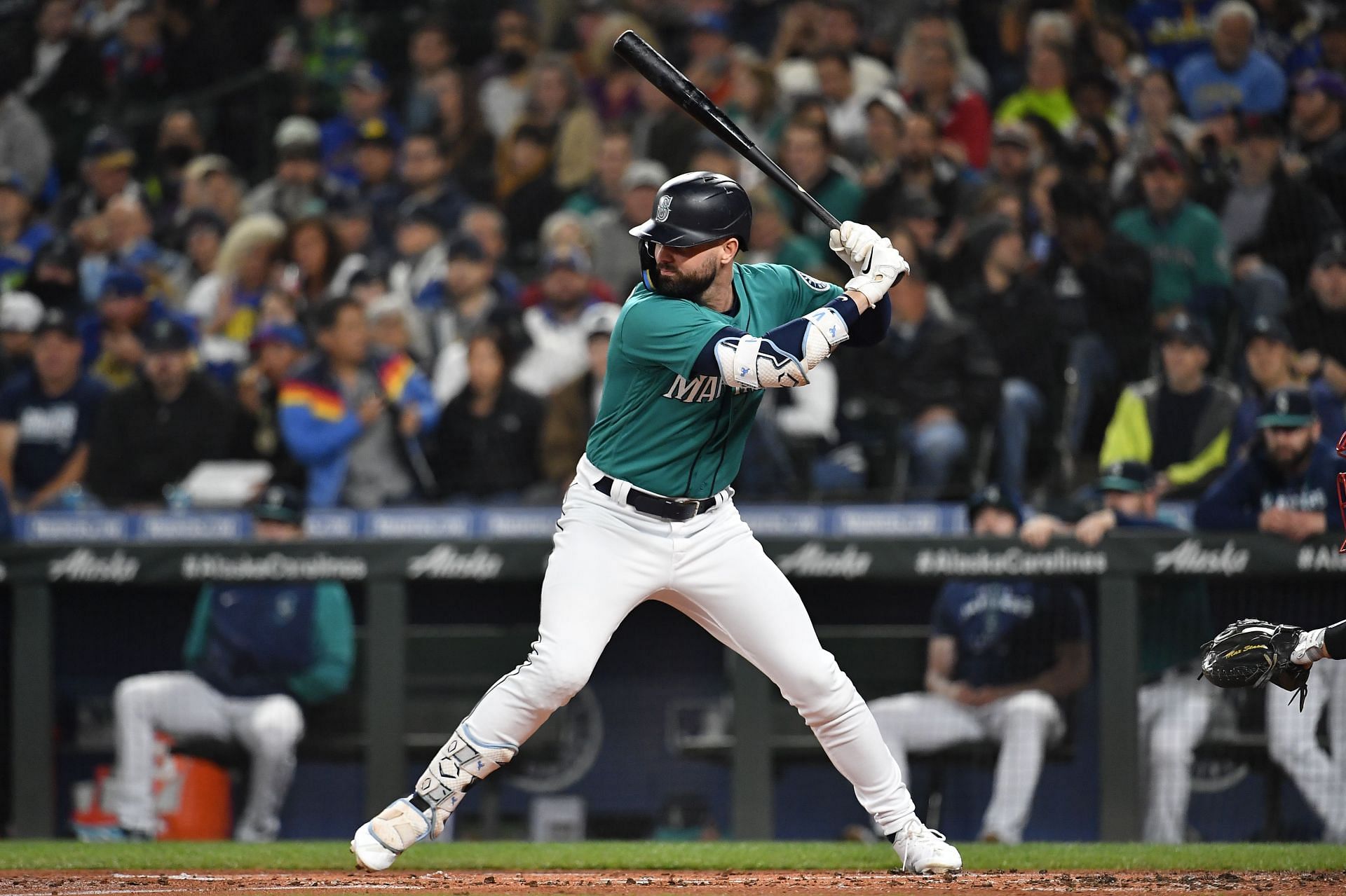 Mariners celebrate Jesse Winker with standing ovation, pizza pin after  brawl with Angels