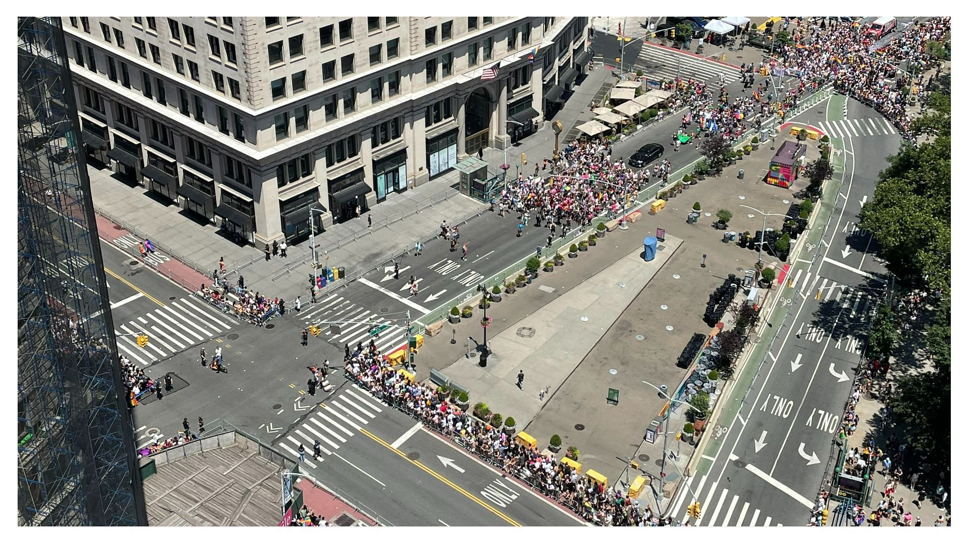 Pride Parade chaos leads to stampede in New York (Image via Barry/Twitter)