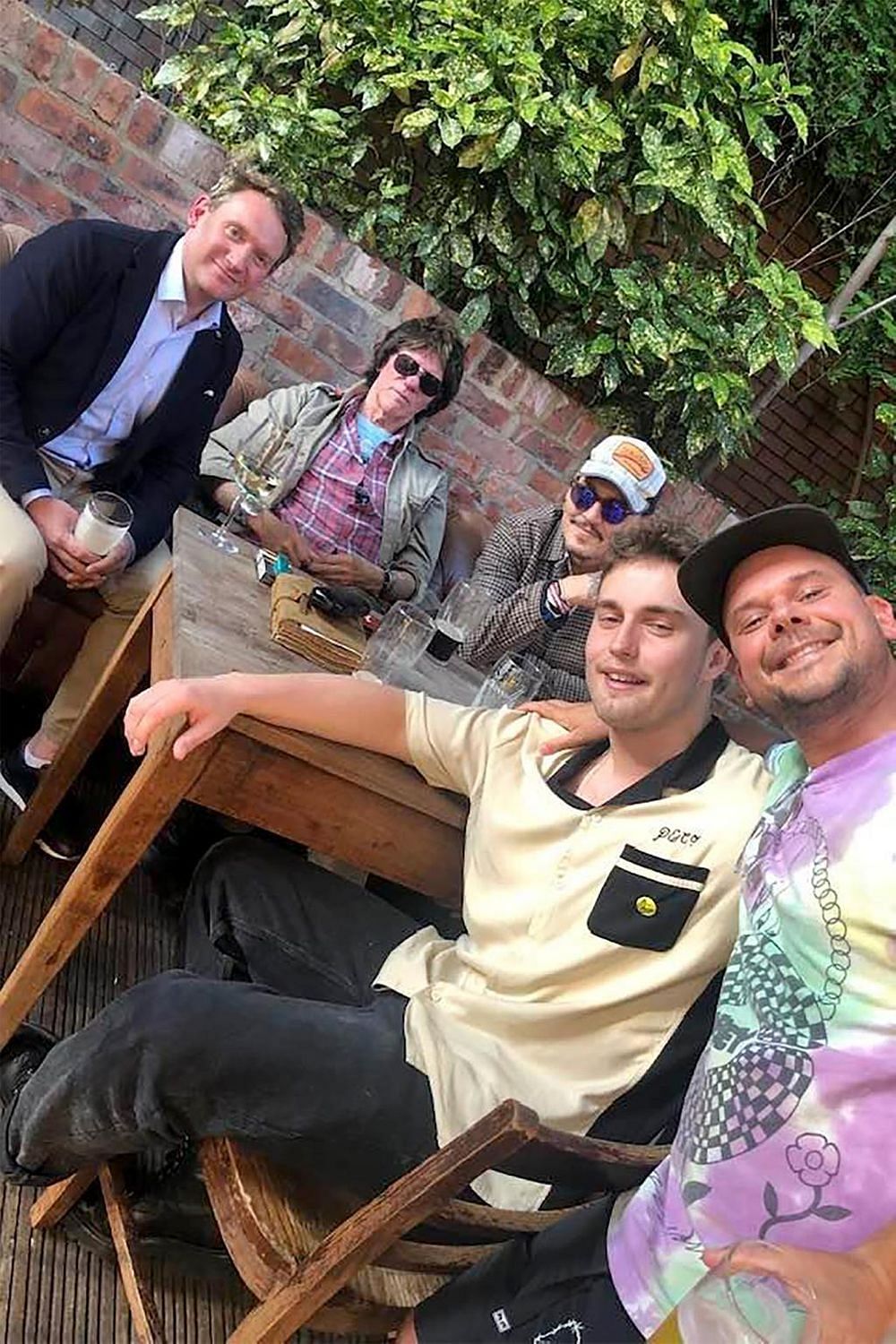Sam Fender, Johnny Depp, and Jeff Beck at The Bridge Tavern in the UK (Image via samfender/Instagram)