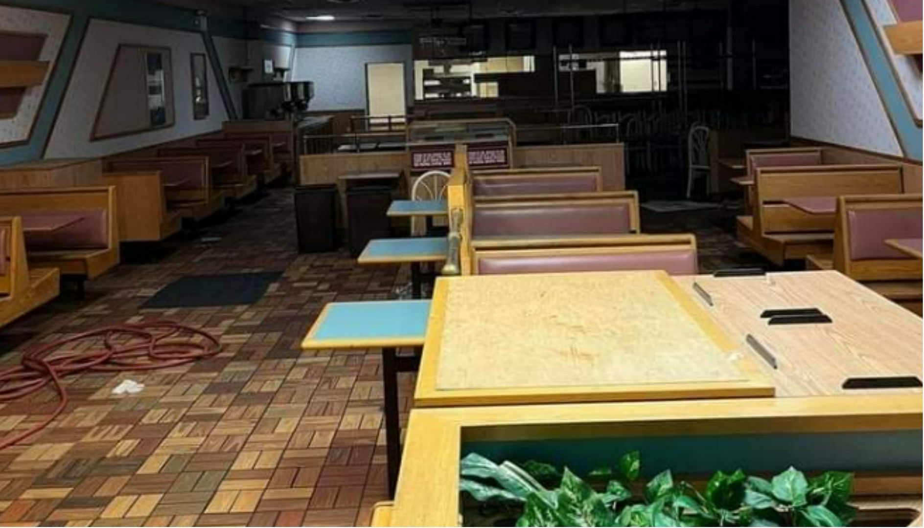 Netizens react to vintage Burger King branch (Image via RealJezebelley/Twitter)