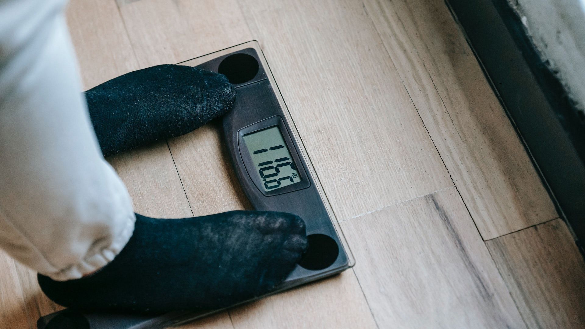 Is weight fluctuation normal? Image via Pexels/Andres Ayrton