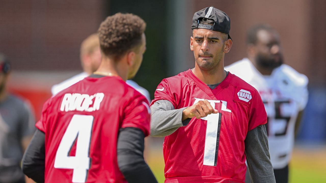 Desmond Ridder (l) and Marcus Mariota (r)