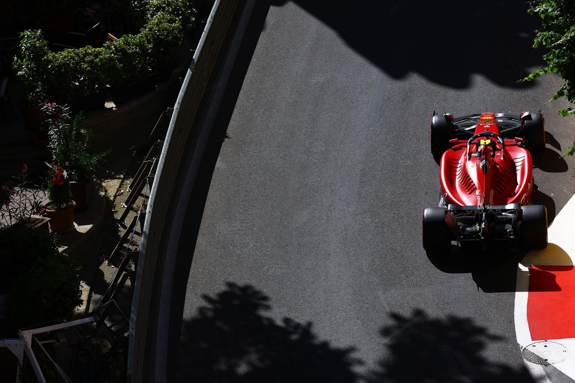 Ferrari driver Carlos Sainz in action during the 2022 F1 Azerbaijan GP (Photo by Mark Thompson/Getty Images)