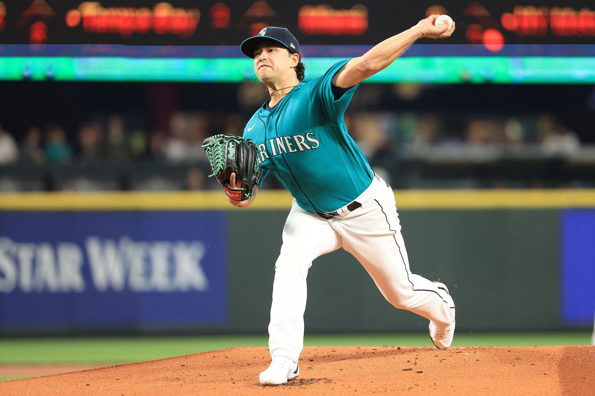 Marco Gonzales pitches for the Seattle Mariners againsst the Boston Red Sox.