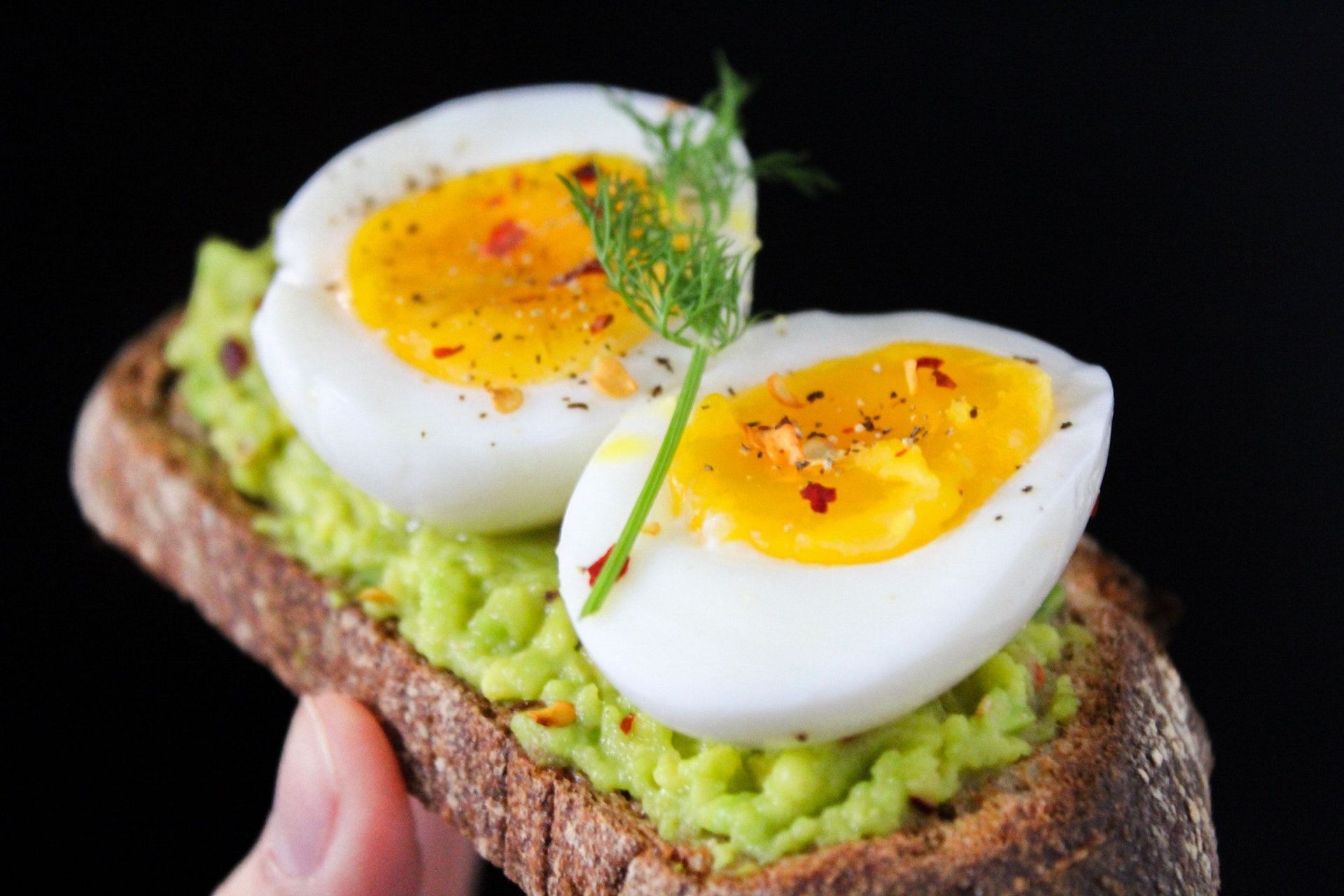Eggs in breakfast helps prevent various diseases. (Image via Pexels / Trang Doan)