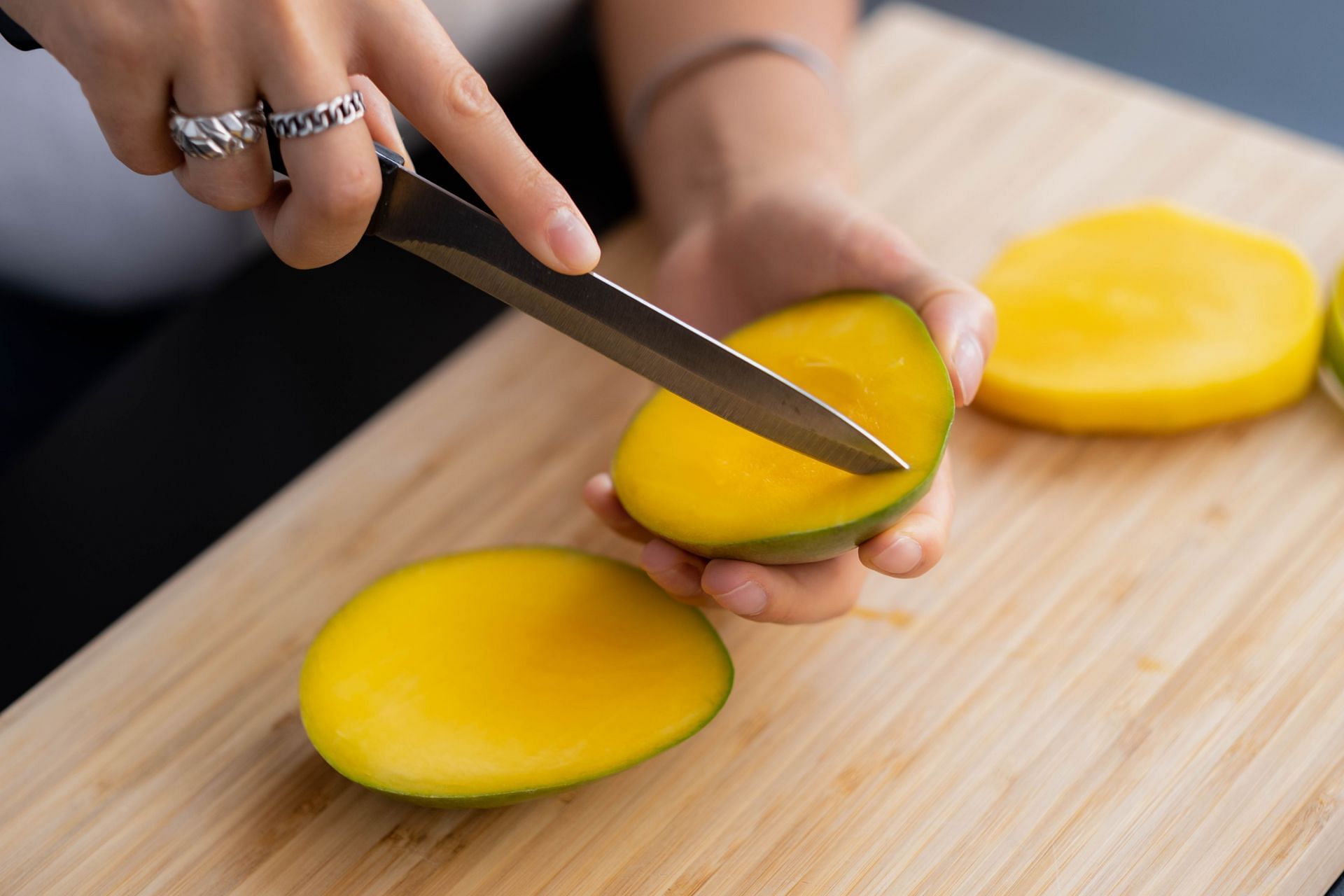 African mango seeds include a variety of vitamins and minerals. (Image via Pexels/Ron Lach)