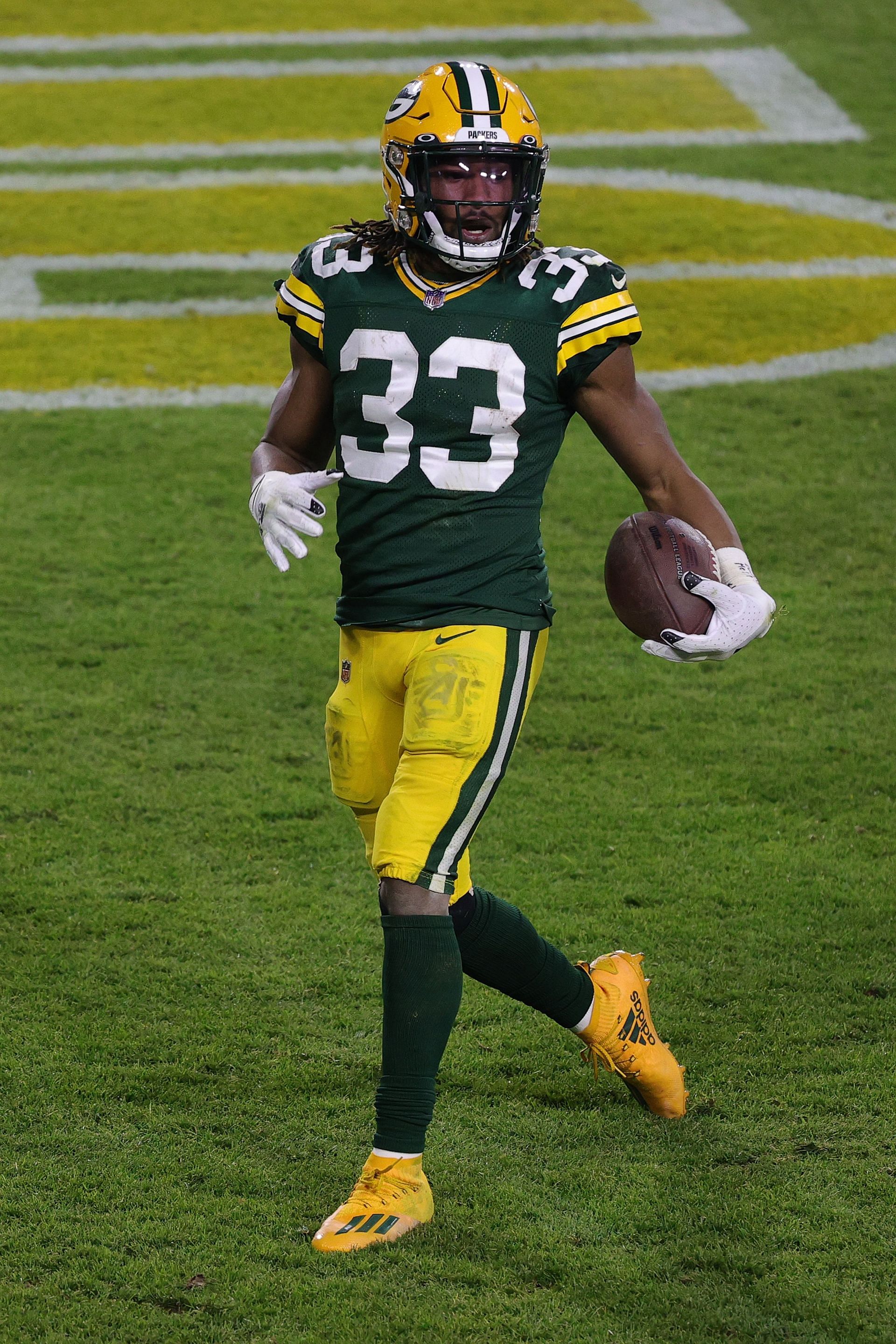 Packers' Aaron Jones playing video games while girlfriend was in