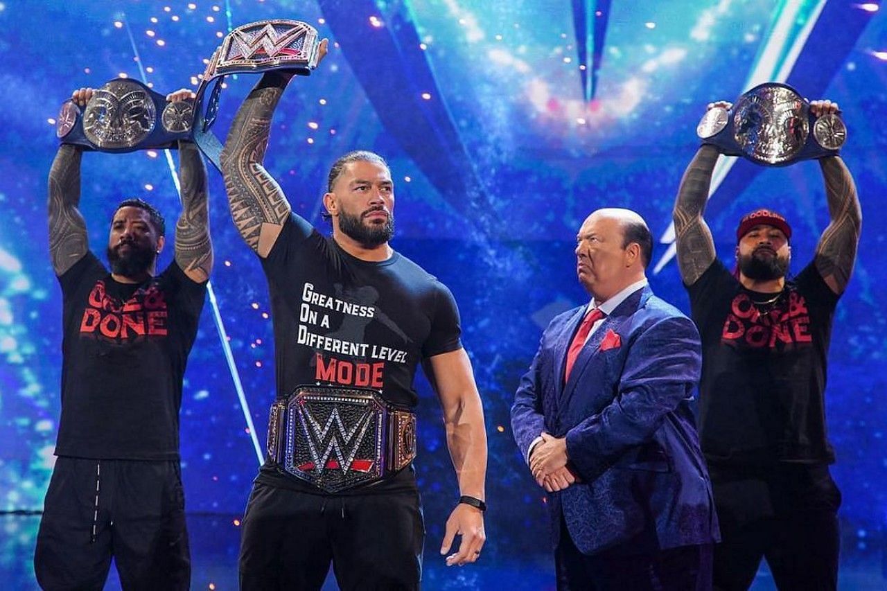 अनडिस्प्यूटेड WWE यूनिवर्सल चैंपियन रोमन रेंस, द उसोज और पॉल हेमन