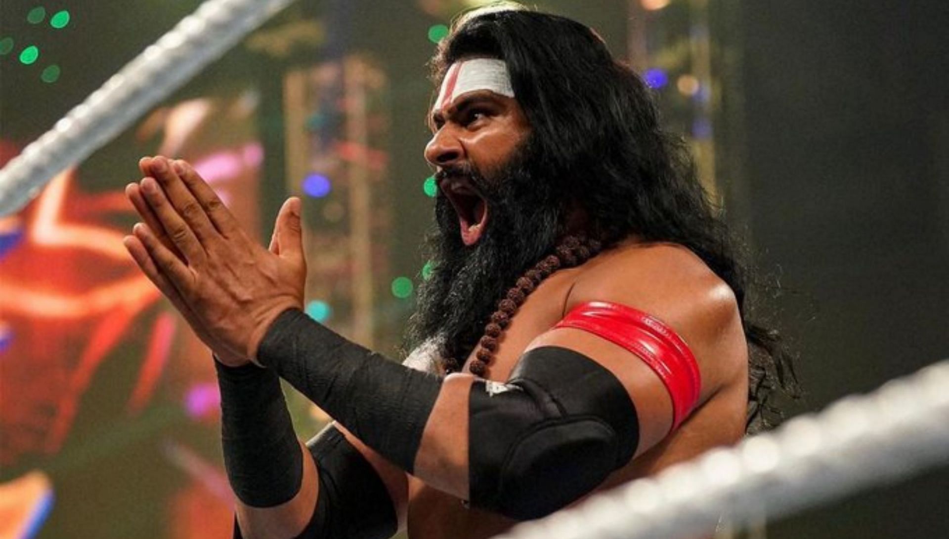 WWE रिंग में नमस्ते करते हुए भारतीय सुपरस्टार वीर महान 