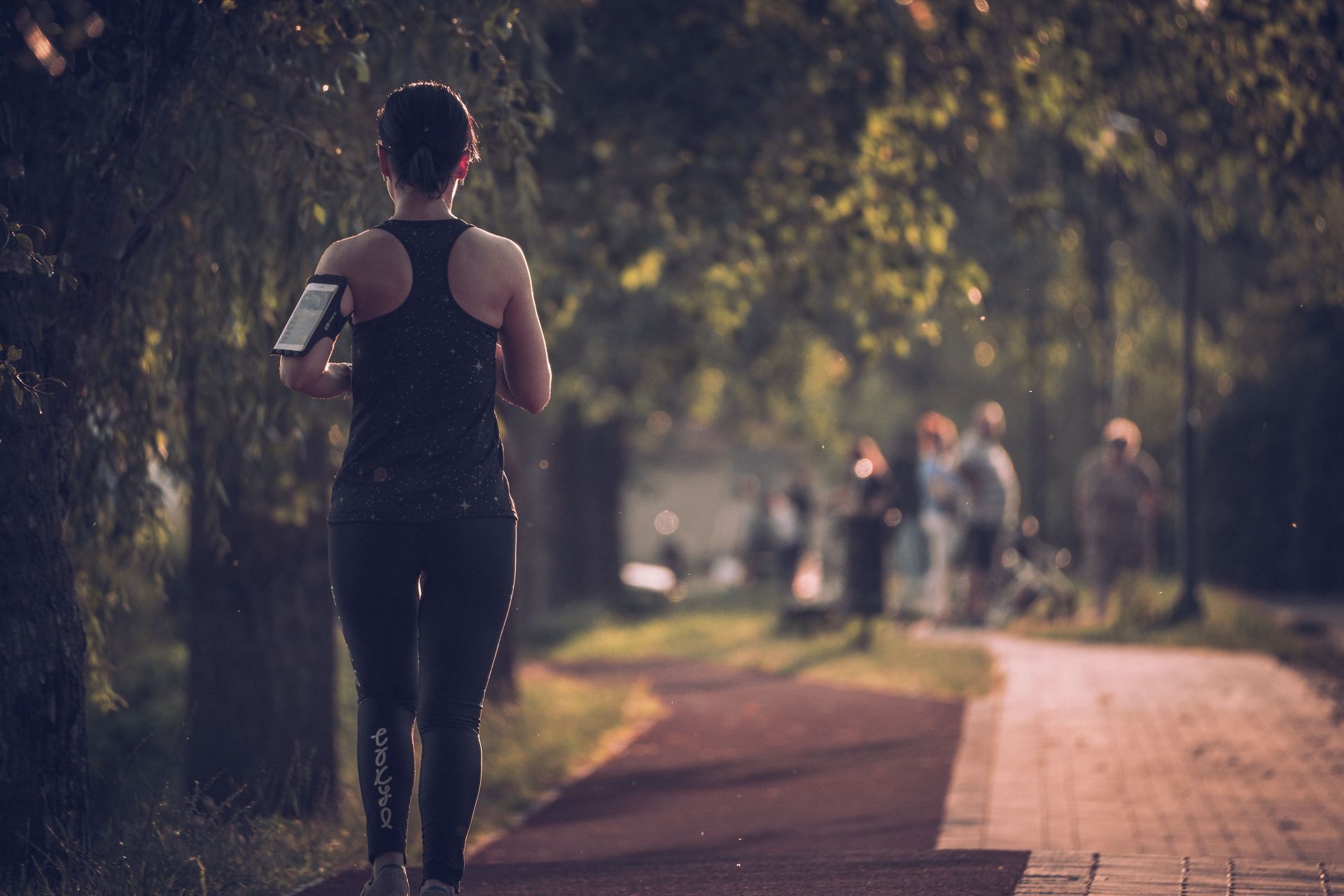 Running and jogging provides both physical as well as mental health benefits. (Image via Unsplash/Jozsef Hocza)