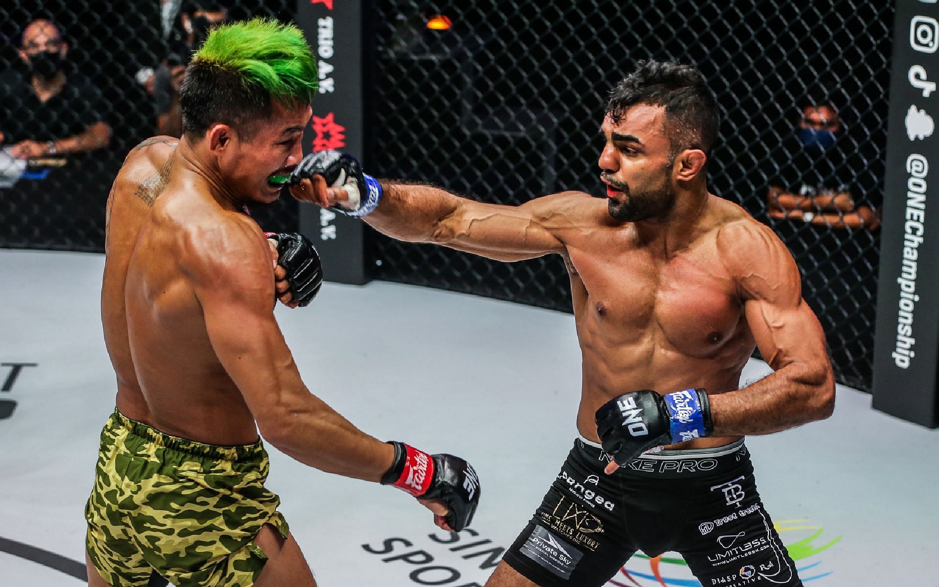 Gurdarshan Mangat (right) lands a right hook to the face of Yodkaikaew Fairtex (left) in their ONE 158 match. [Photo ONE Championship]
