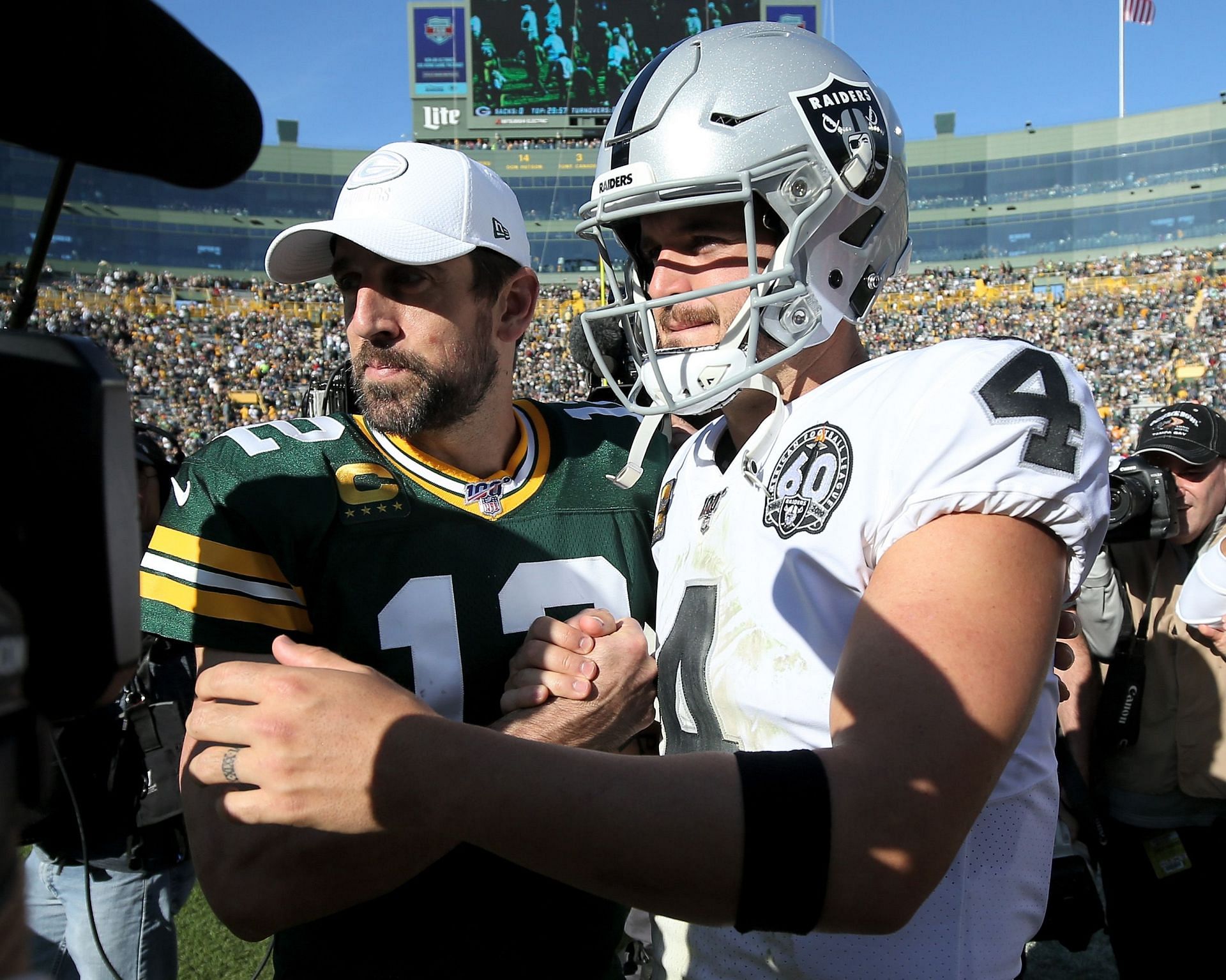 Raiders QB Derek Carr (r) and Packers QB Aaron Rodgers (l)