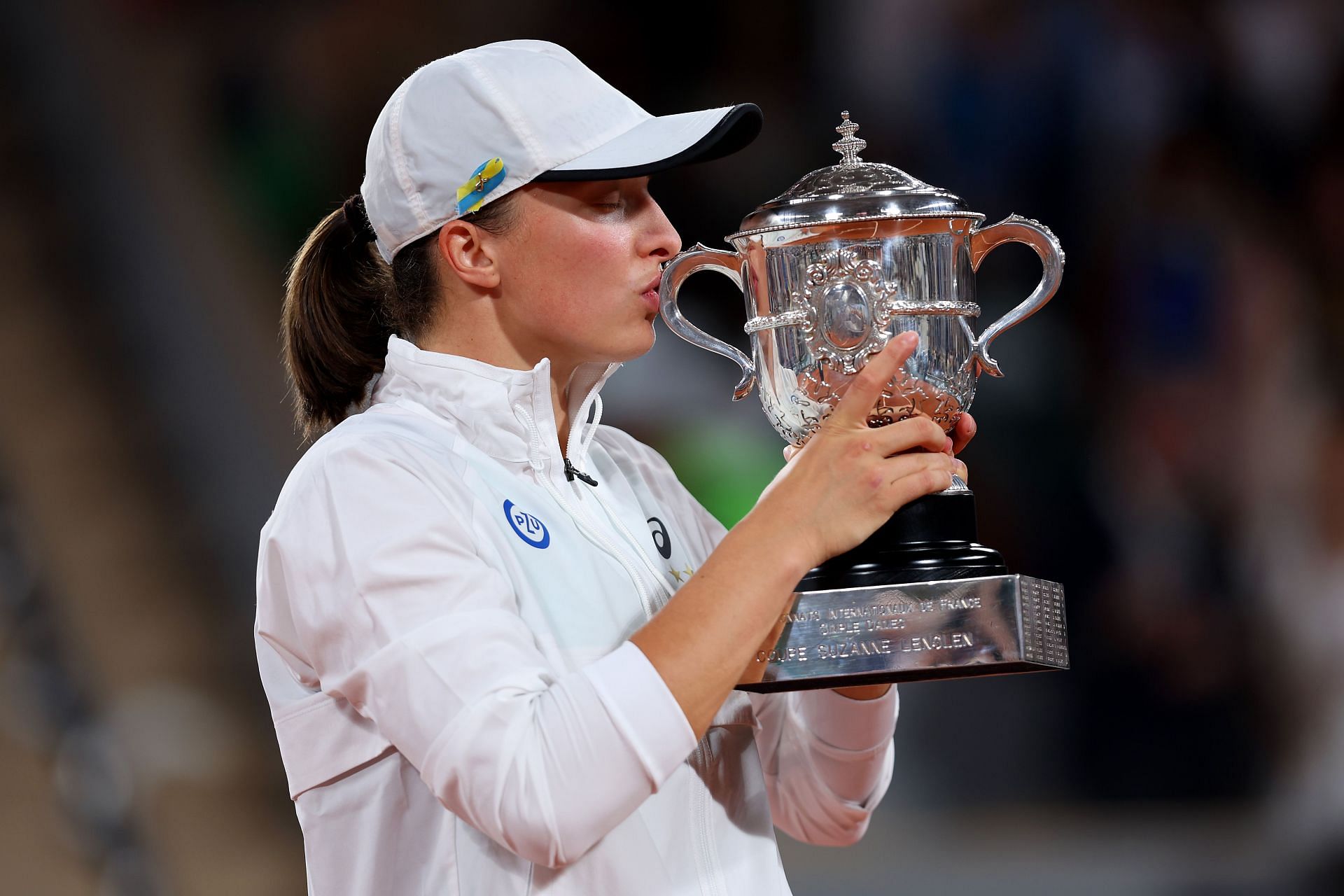 Iga Swiatek lifted her second 2022 French Open trophy.