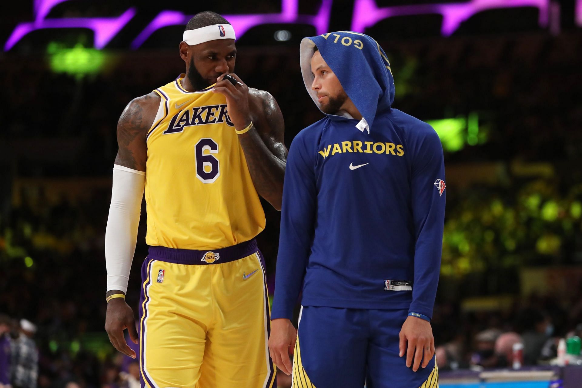 LeBron James sang Steph Curry&#039;s praise after the latter&#039;s aw-dropping performance in Game 4 against the Boston Celtics. [Photo: Blue Man Hoop]