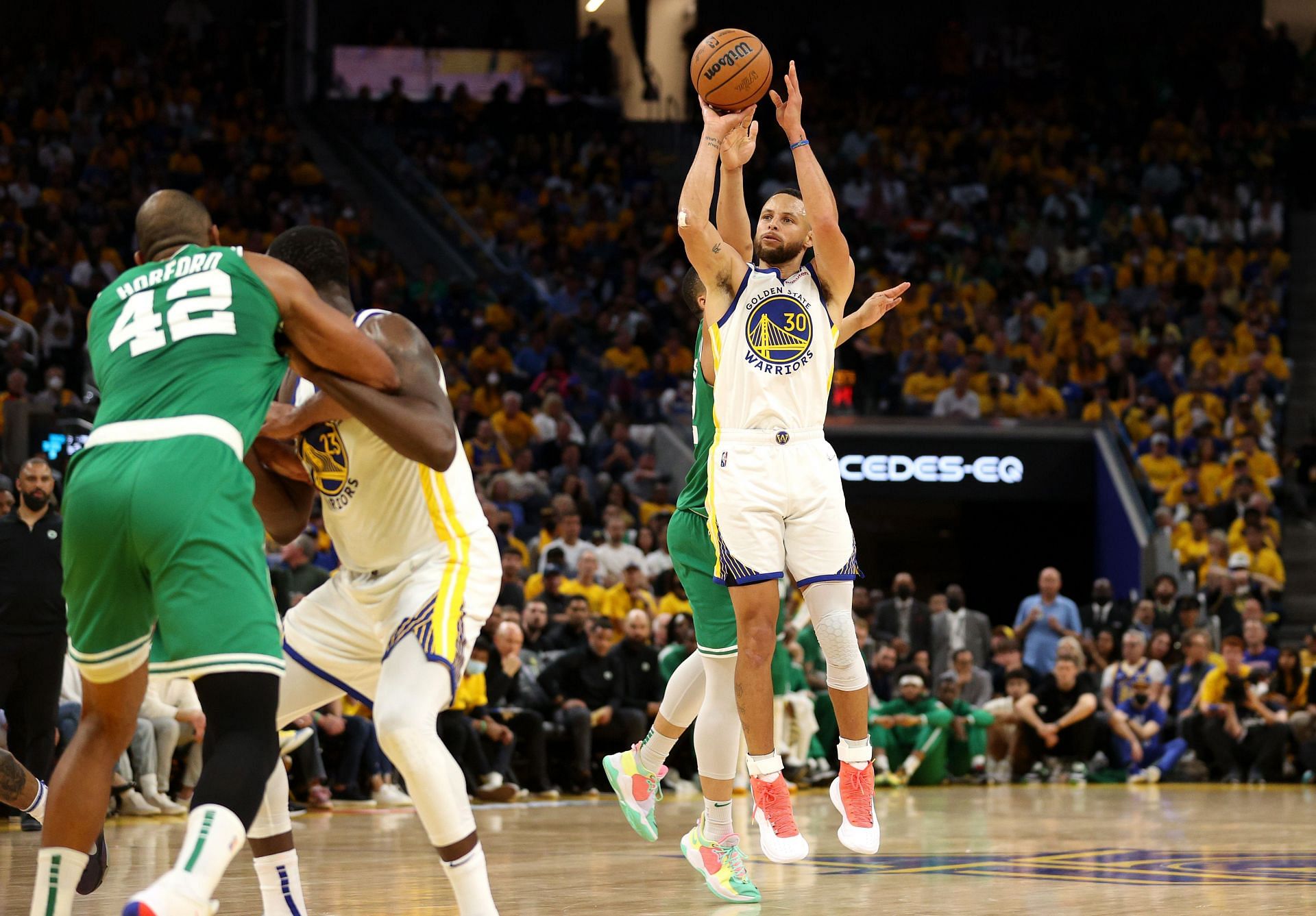 The entire offense of the Golden State Warriors revolves around Stephen Curry, as rightly pointed out by Draymond Green in the post-game press-conference.
