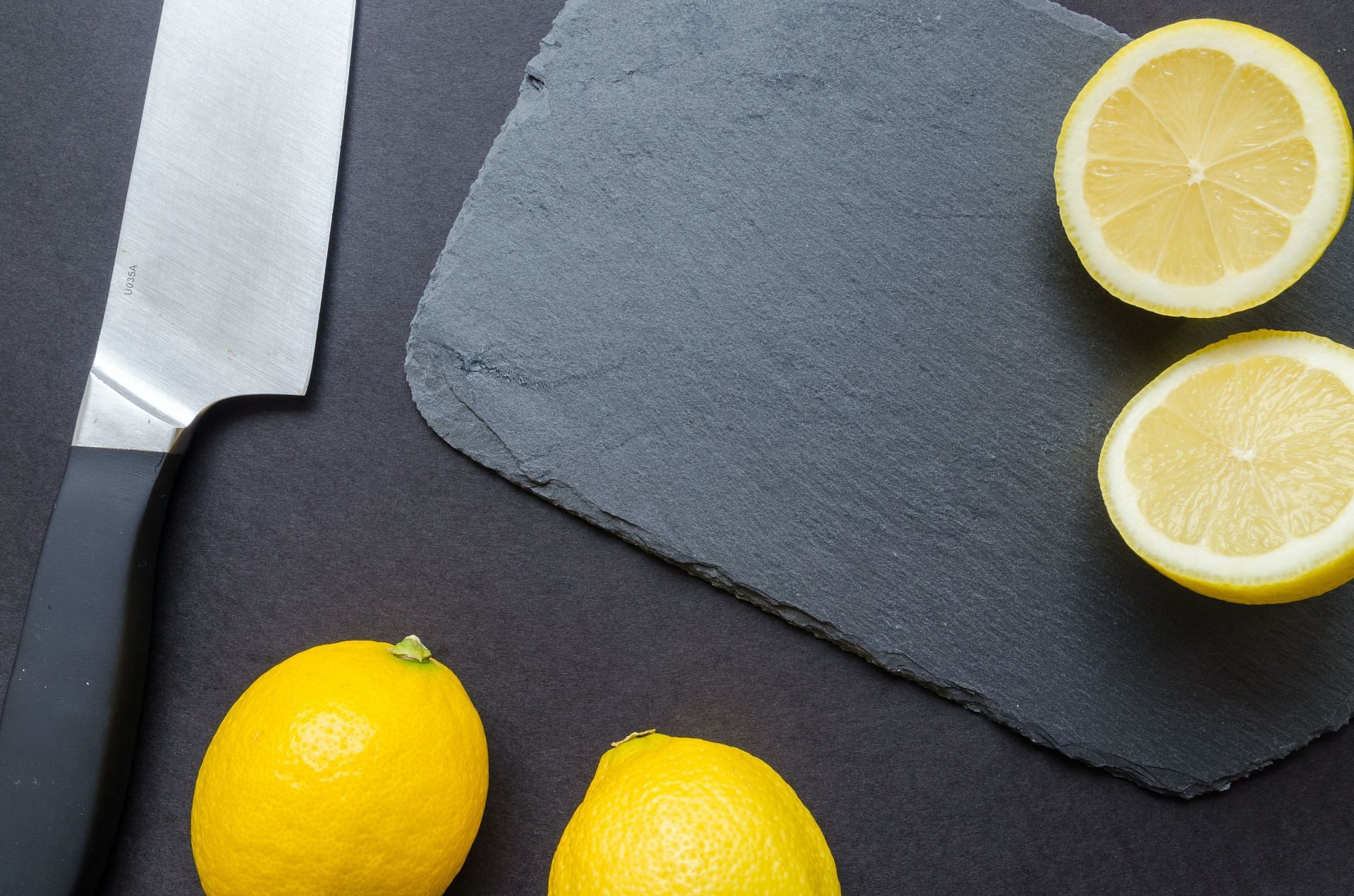 Slicing lemons releases the natural essential oils of it into the air, helping relieving nausea (Image via Pexels @Lukas)