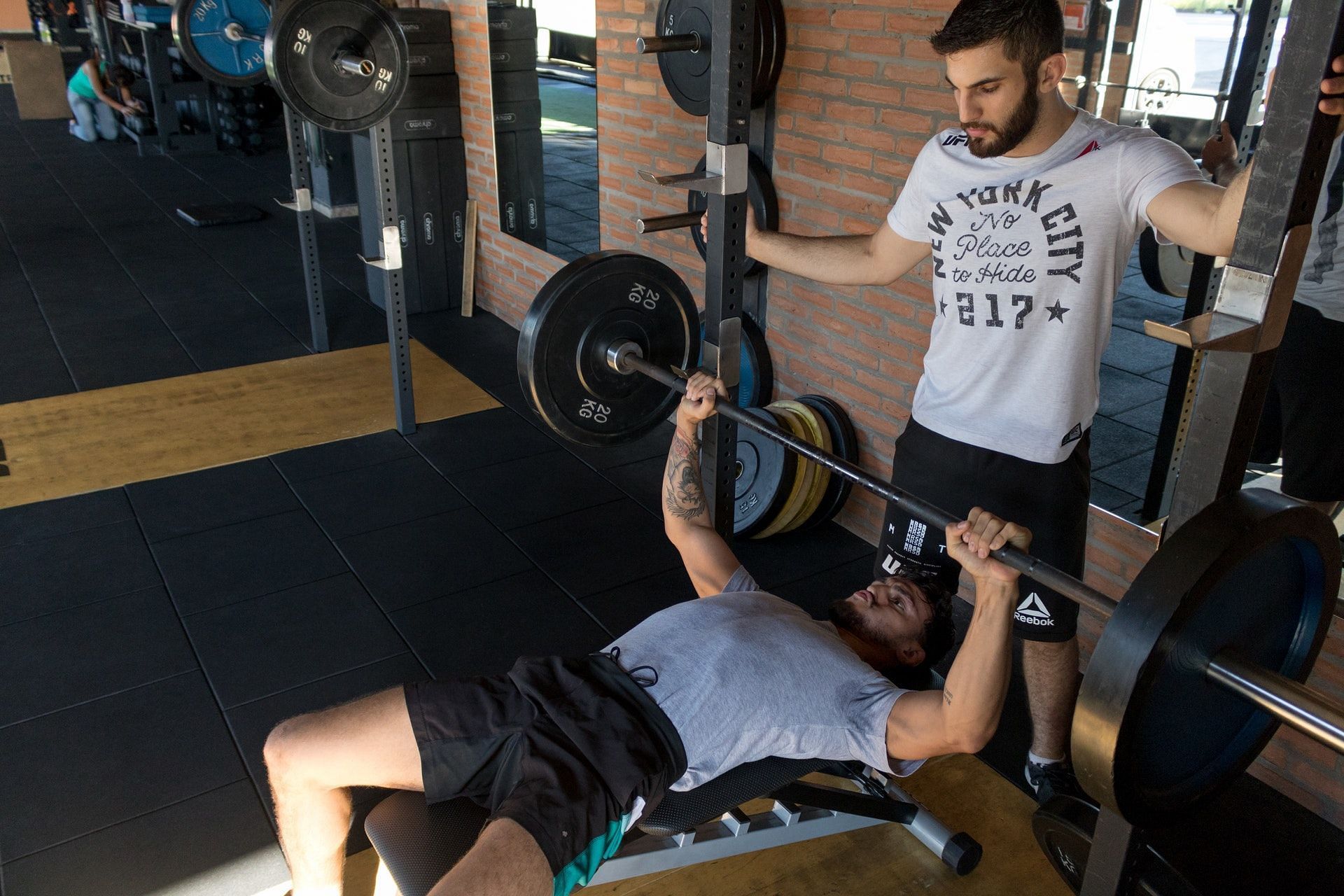 Guide to do the decline bench press. (Image via Pexels/Photo by Bruno Bueno)