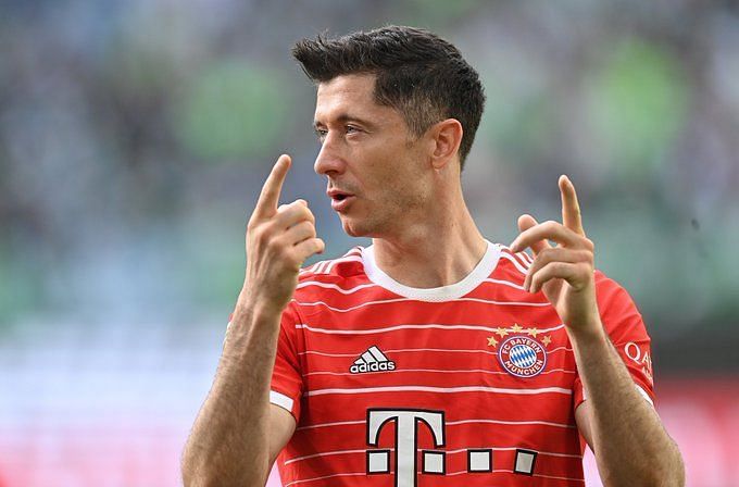 Former Celtic striker Chris Sutton says there are many “better option” than Manchester United for Robert Lewandowski