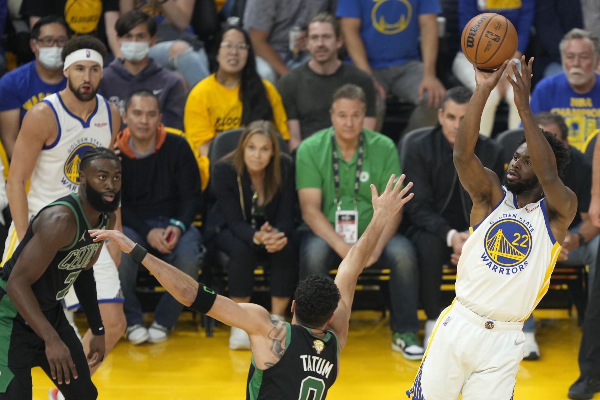 Andrew Wiggis shoots over Jayson Tatum