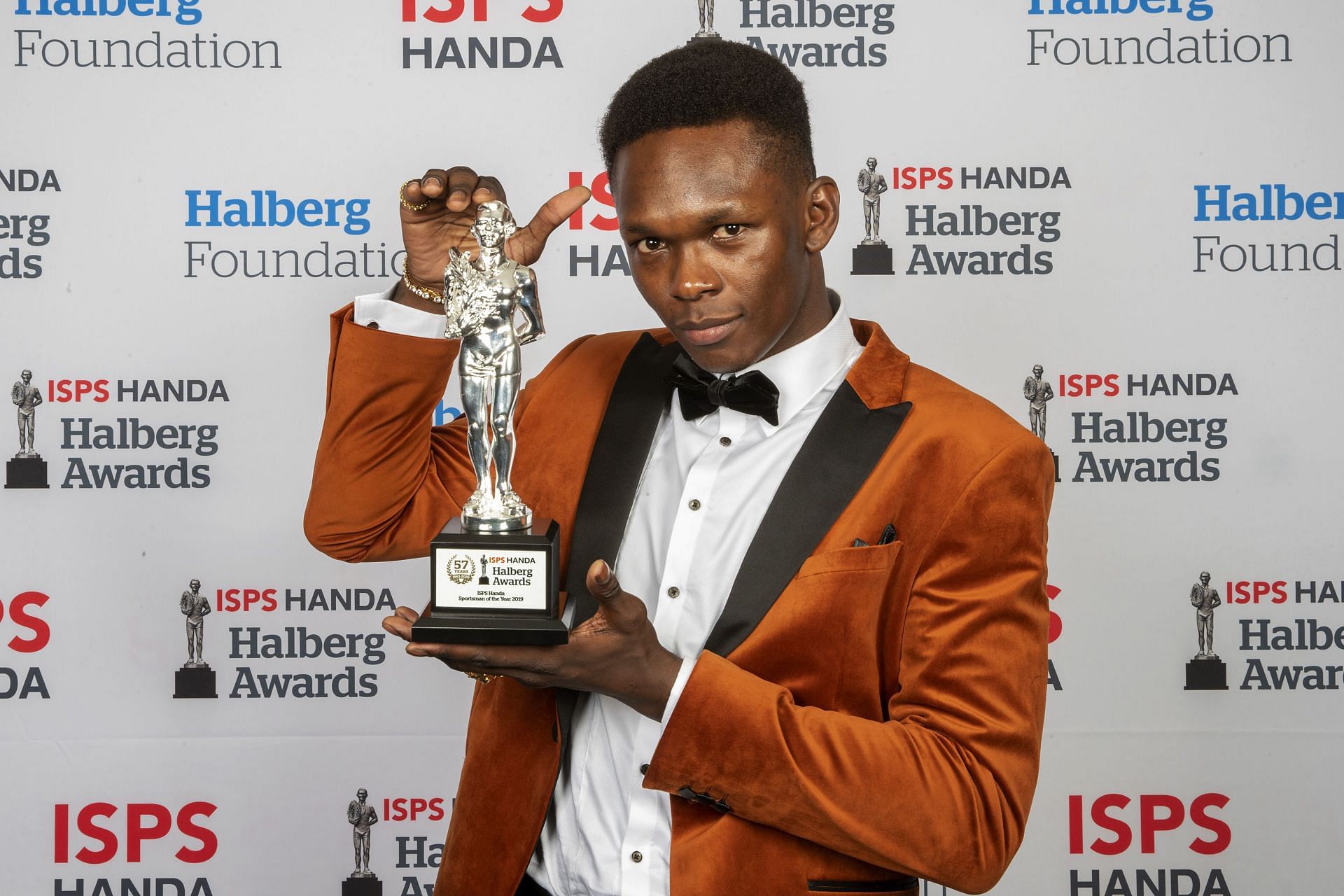 Israel Adesanya (Image via Getty Photos)