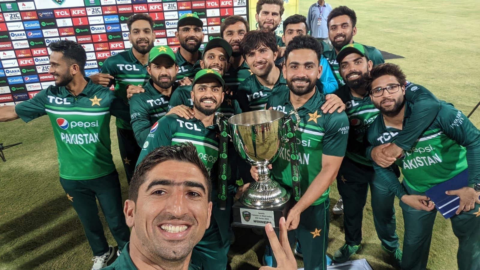पाकिस्तान क्रिकेट टीम ट्रॉफी के साथ (Photo Credit - PCB)