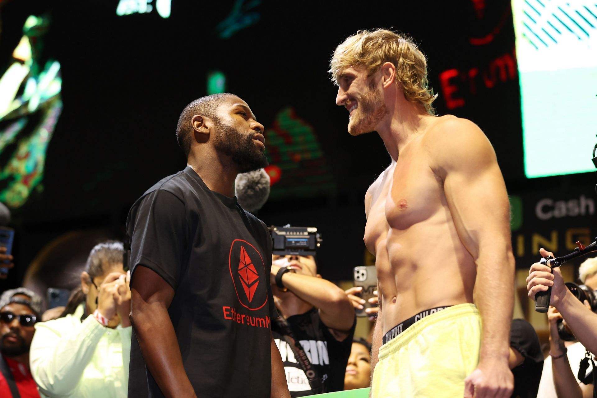 Floyd Mayweather (left) and Logan Paul (right) (Image via Getty)