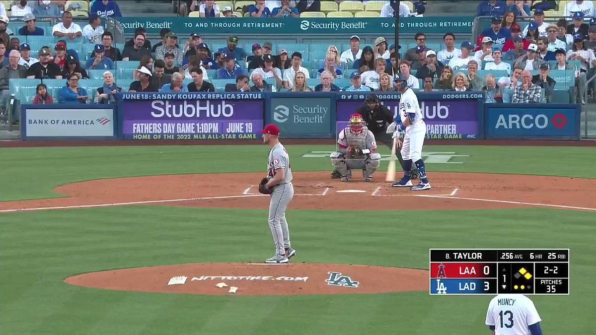 Mike Trout's leaping catch, 04/29/2022