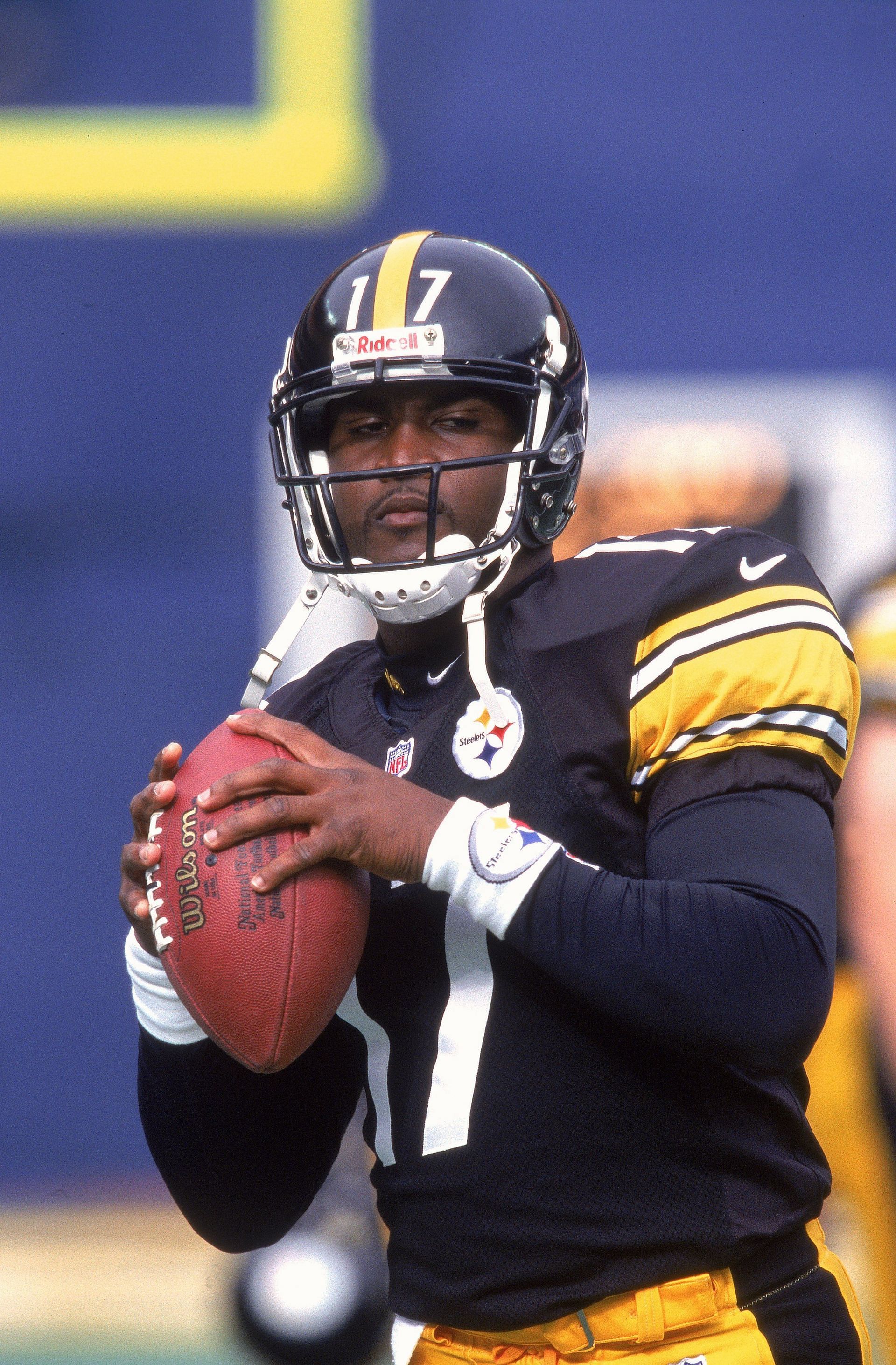 Tee Martin #17 of the Pittsburgh Steelers