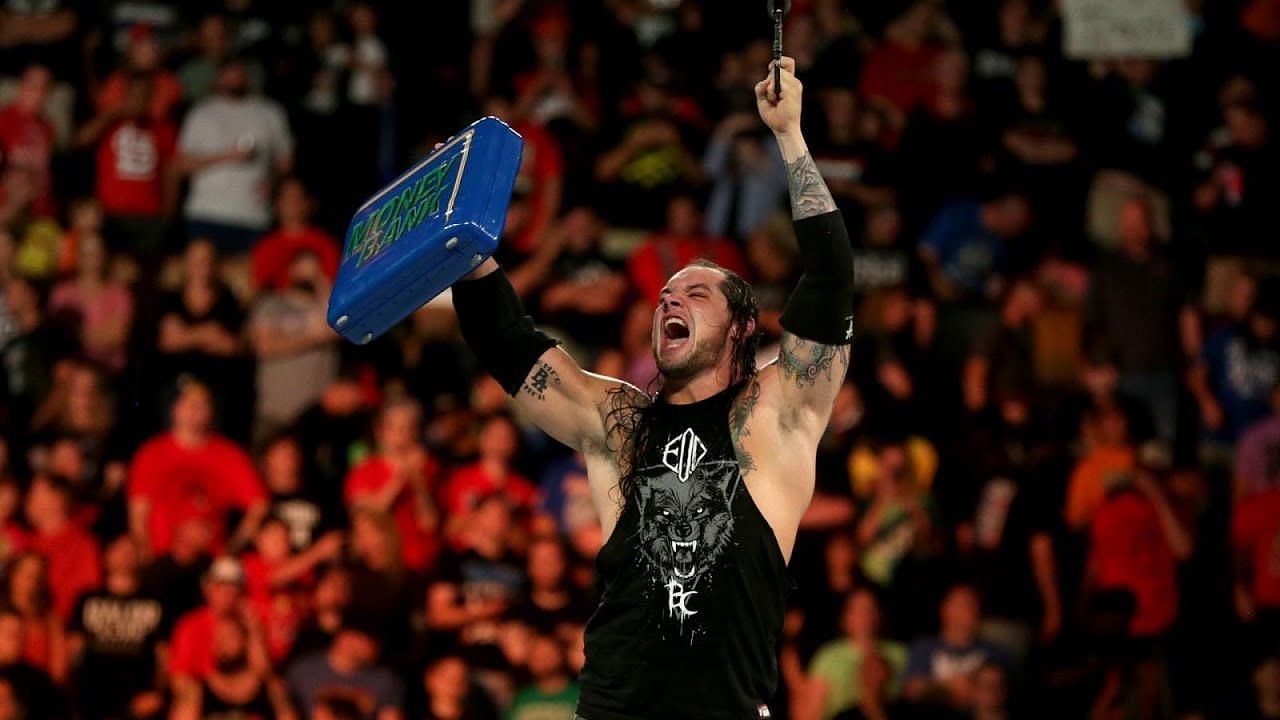 Baron Corbin with the prize in 2017