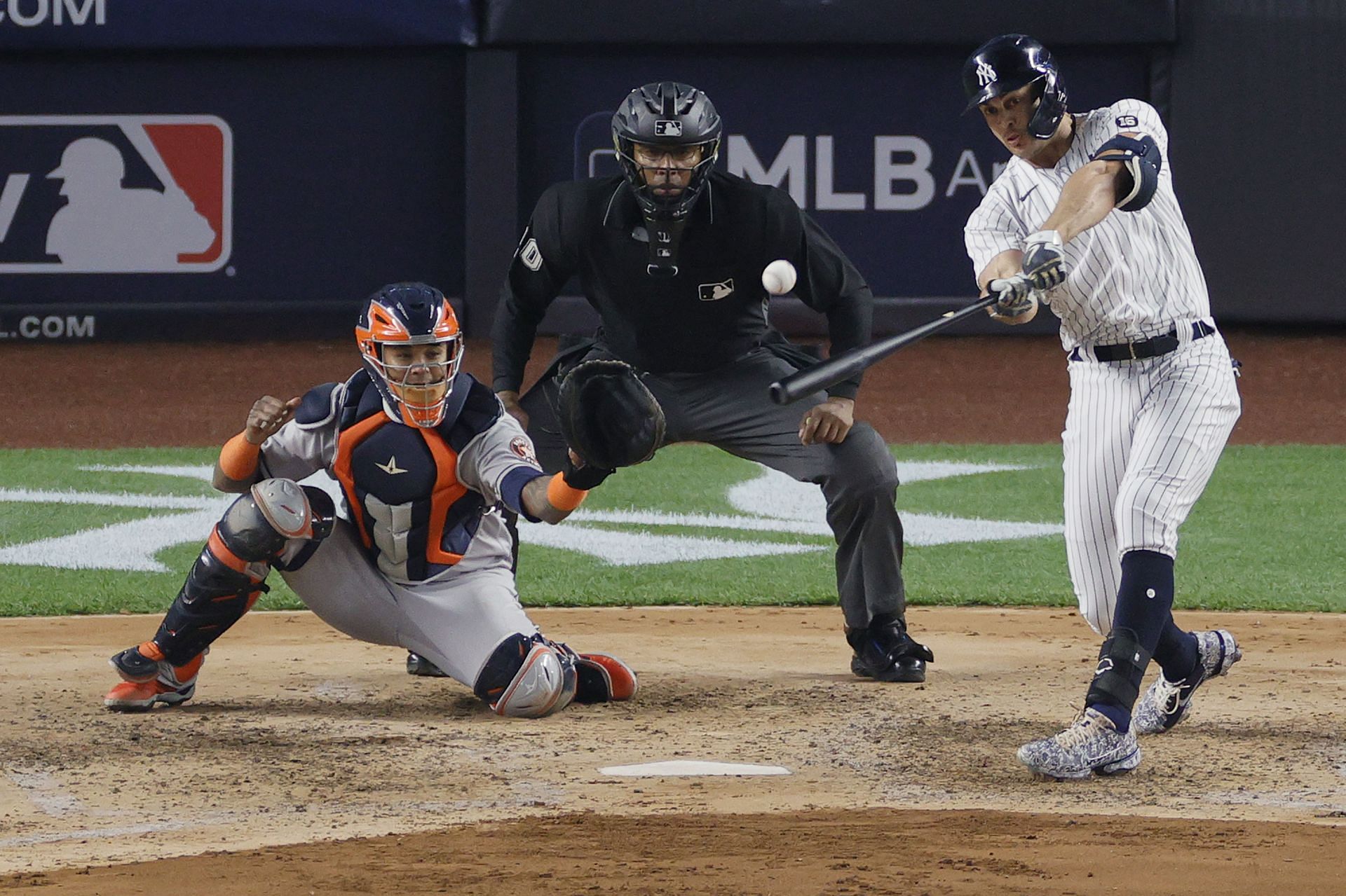 Giancarlo Stanton, geçen sezon Houston Astros - New York Yankees maçında bir vuruş yaptı.