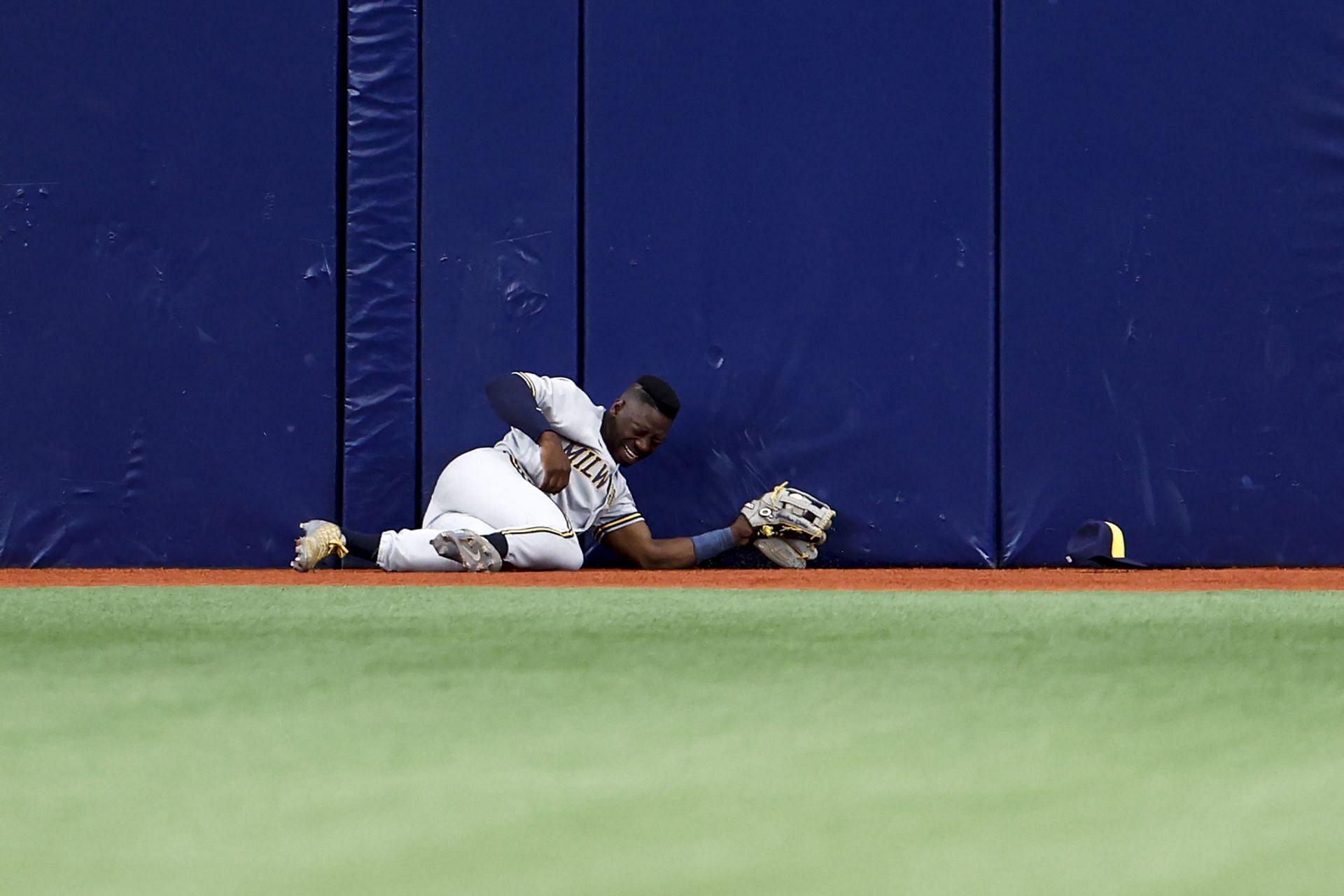 Jonathan Davis crashes while making a catch against Tampa Bay Rays