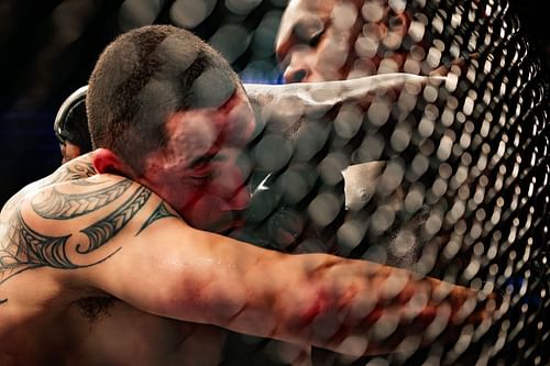 Robert Whittaker (L), Israel Adesanya (R) [Images via Getty]