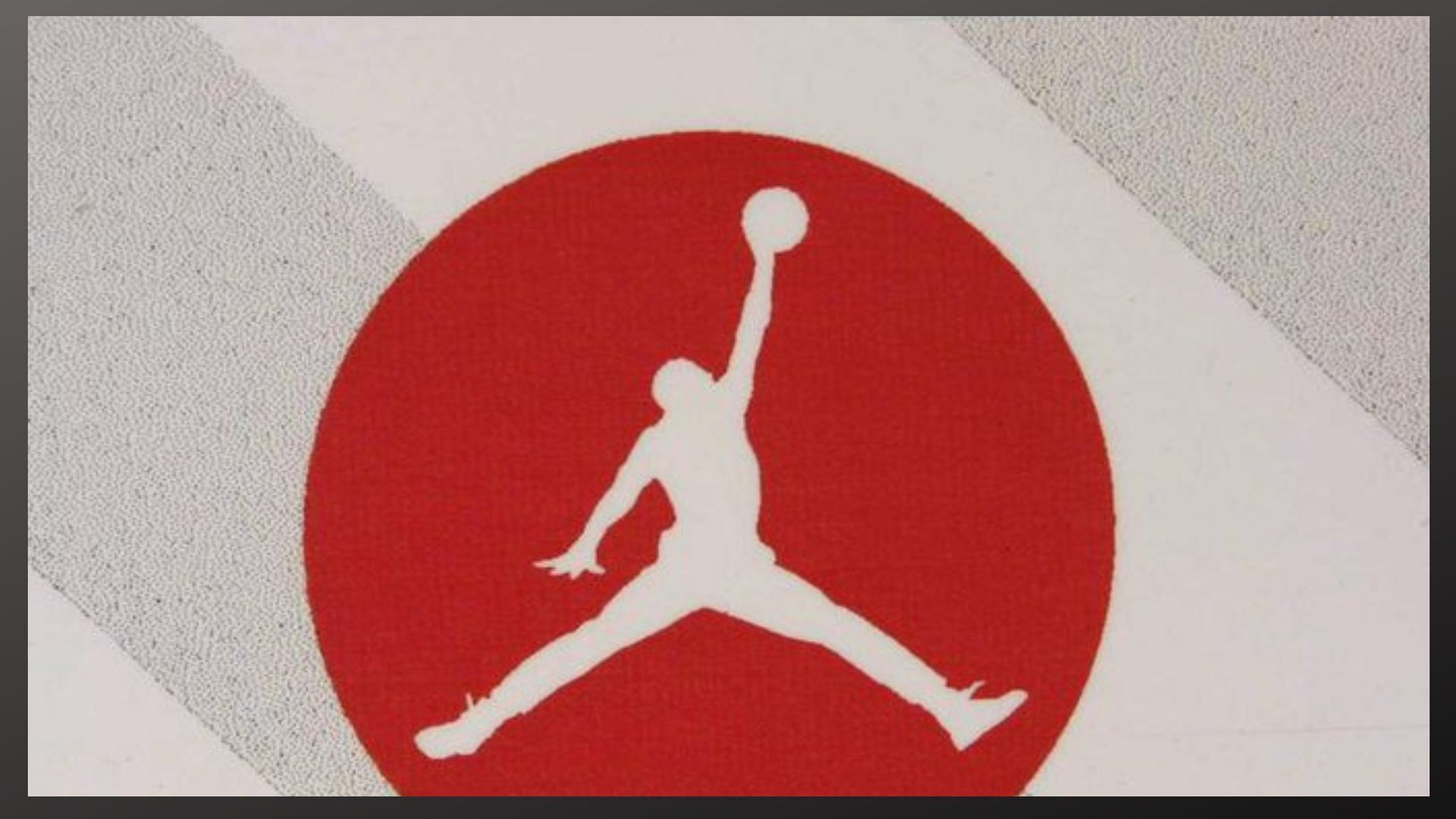 The Jumpman logos are placed on the tongues and heels (Image via Twitter/@trevorleit)