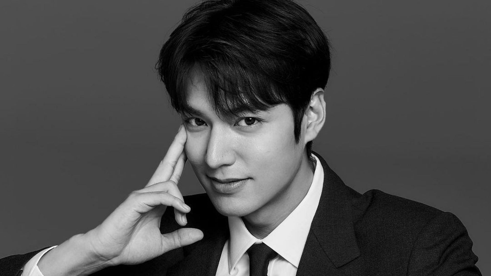 Lee Min Ho in a black and white picture (Image via Instagram/@actorleeminho)