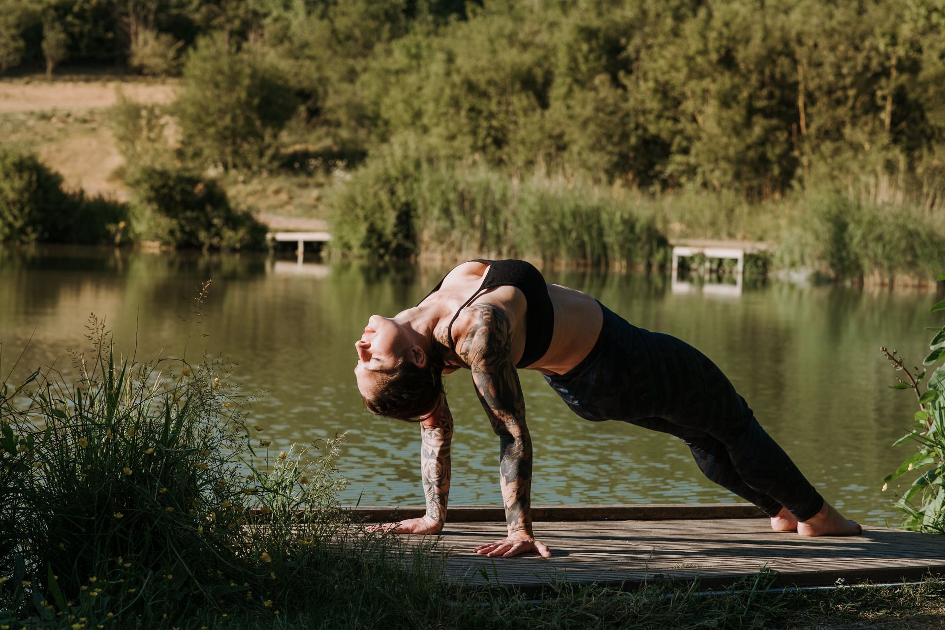 Calf stretches are a must in your daily workout routine. (Image via Pexels / Anete Lusina)