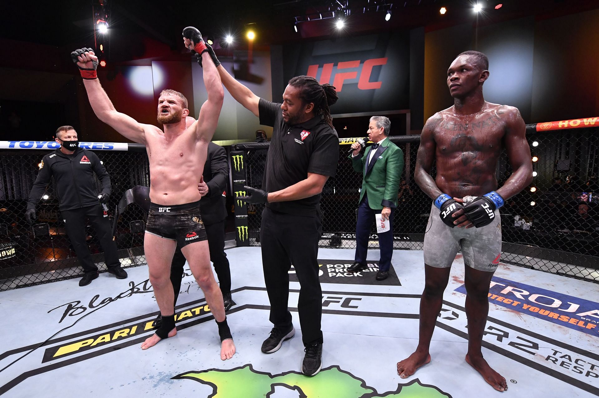 Israel Adesanya came up short in his challenge against then-205lbs champ Jan Blachowicz