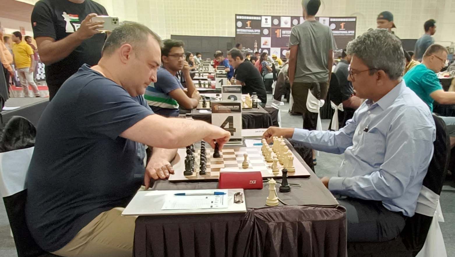 International Master Anup Deshmukh (R) of Nagpur drew with top seed GM Farrukh Amonatov of Tajikistan in the fourth round in Pune on Thursday (Picture credit: AICF)