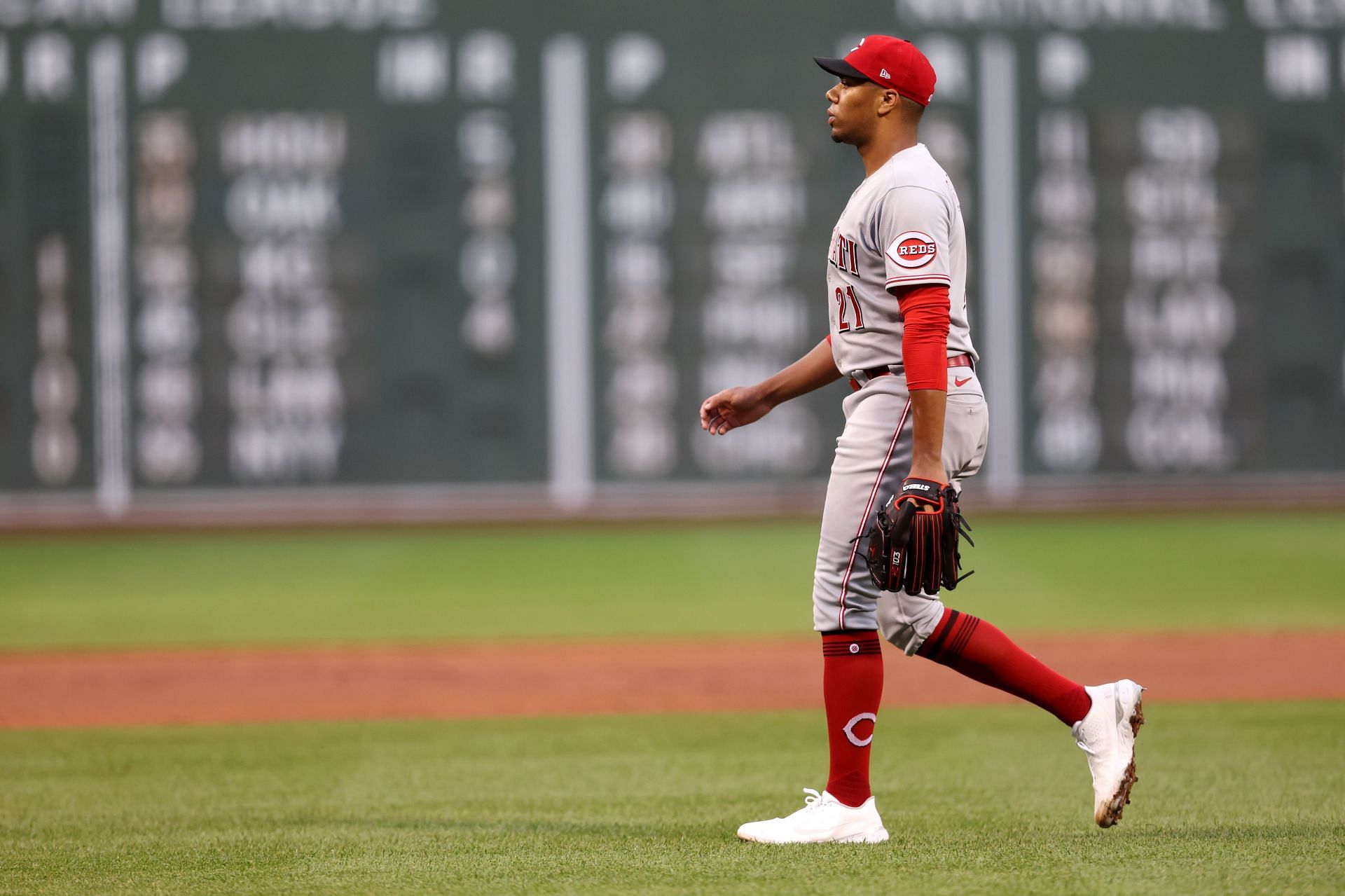 Yankees blow ninth-inning lead, lose to Reds