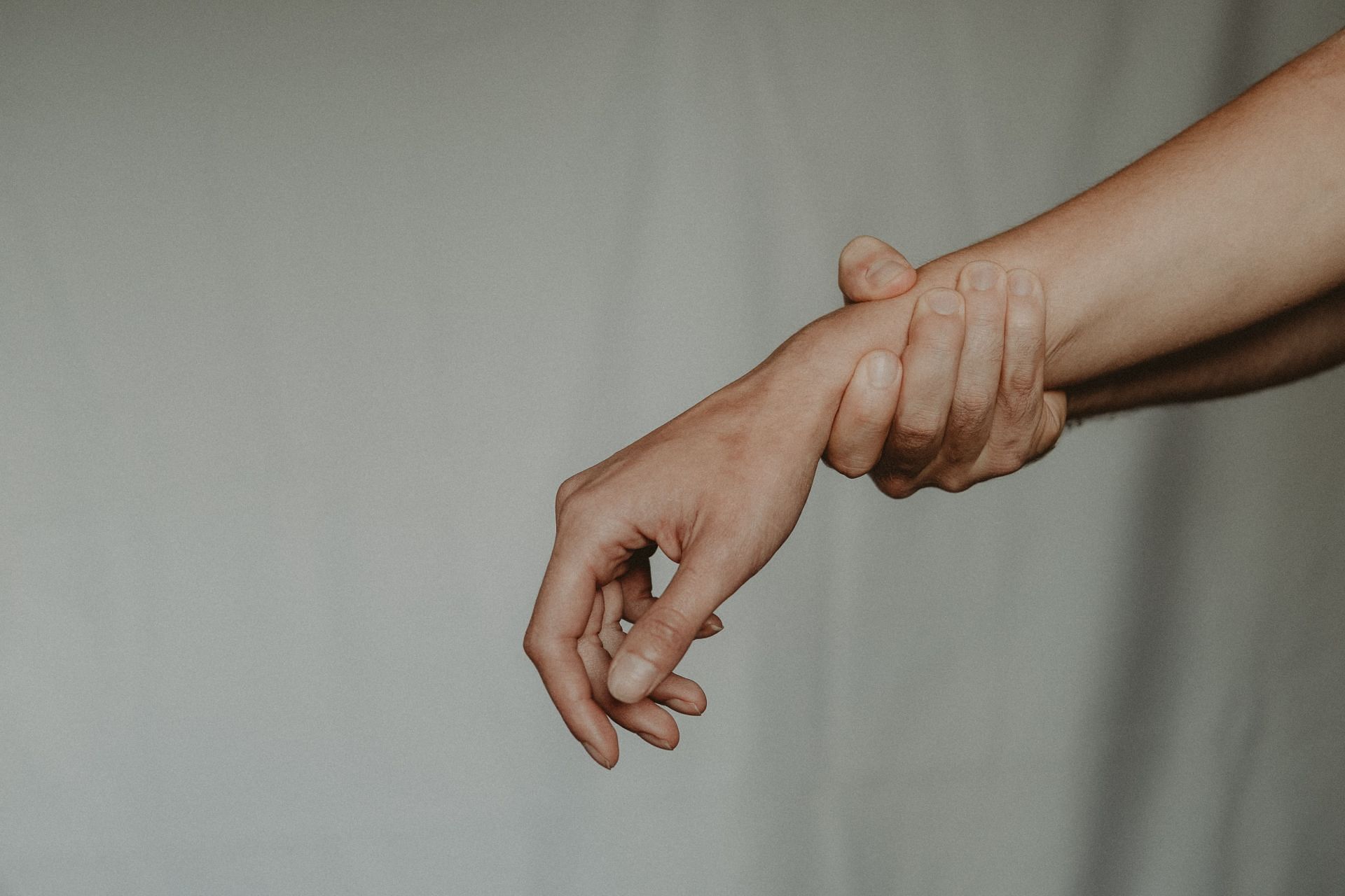 Easy wrist exercises, when done regularly, can help with carpal tunnel syndrome. (Image via Pexels / Anete Lusina)