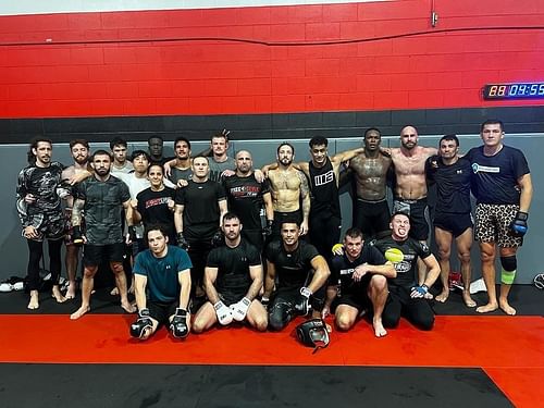 Israel Adesanya, Alexander Volkanovski and fighters from the City Kickboxing Academy (Image courtesy of @alexvolkanovski Instagram)