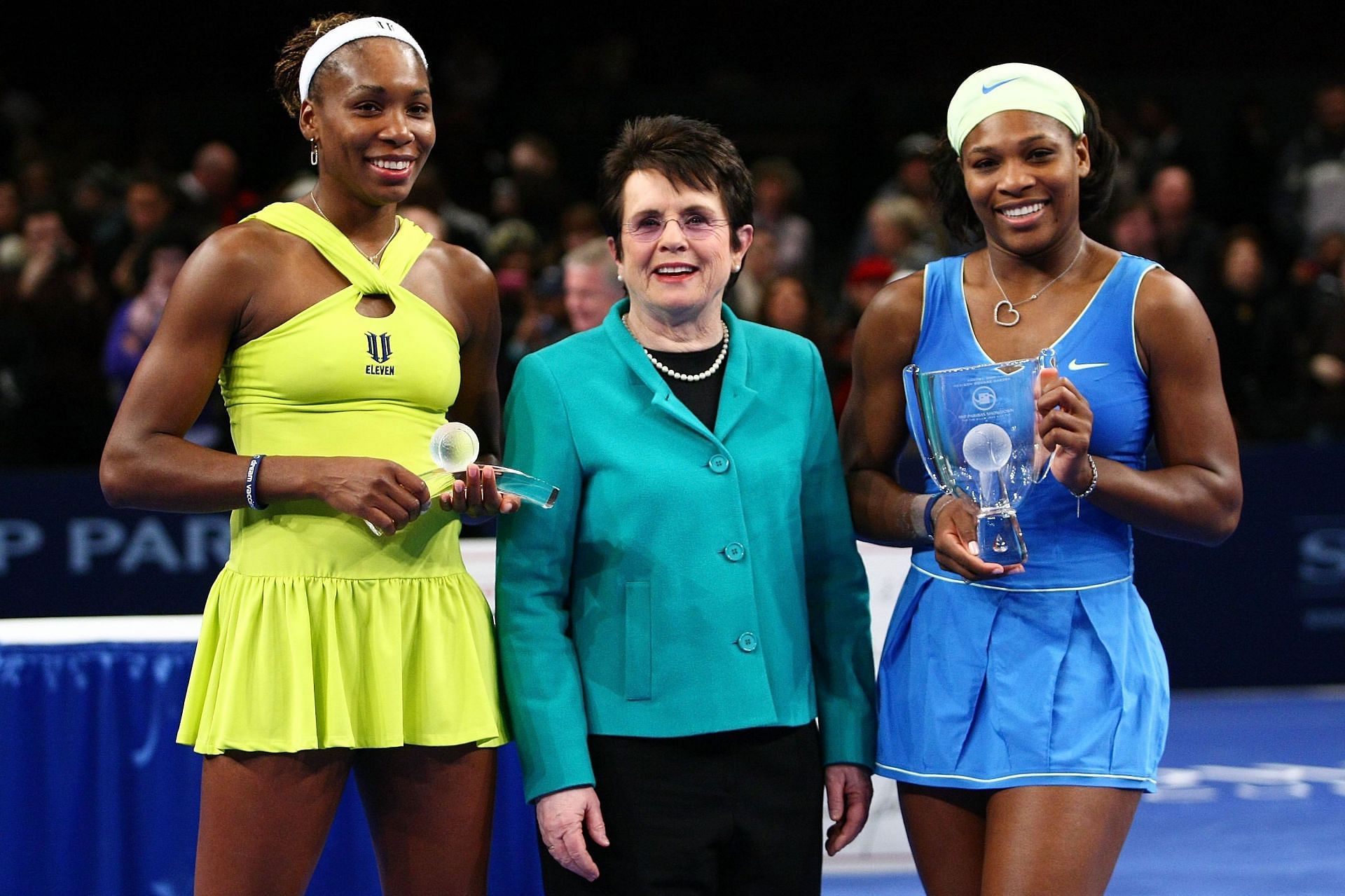 Venus Williams with Billie Jean King and sister Serena Williams during the BNP Paribas Showdown for the Billie Jean Cup in 2009