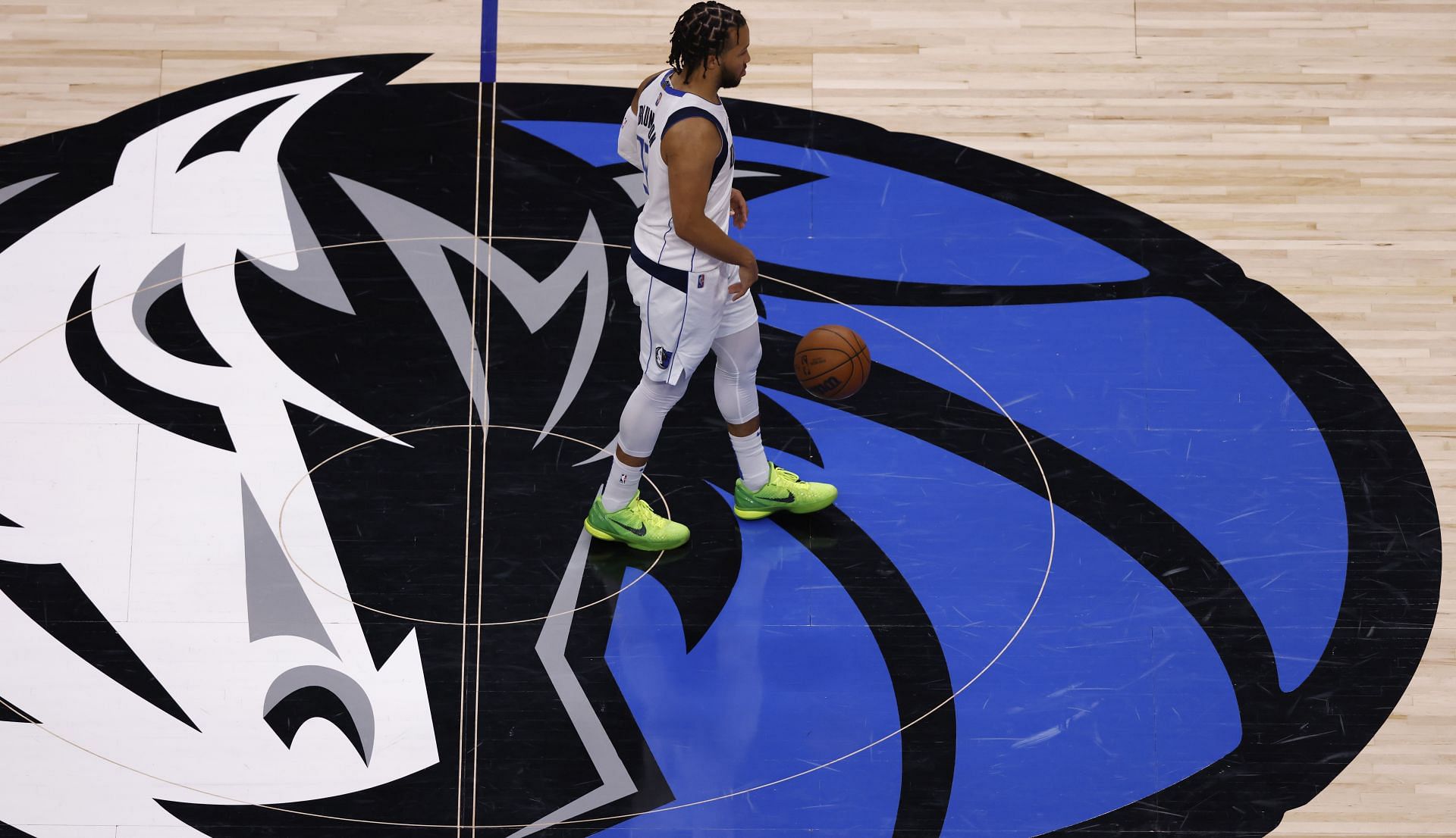 Jalen Brunson brings the ball up the court.