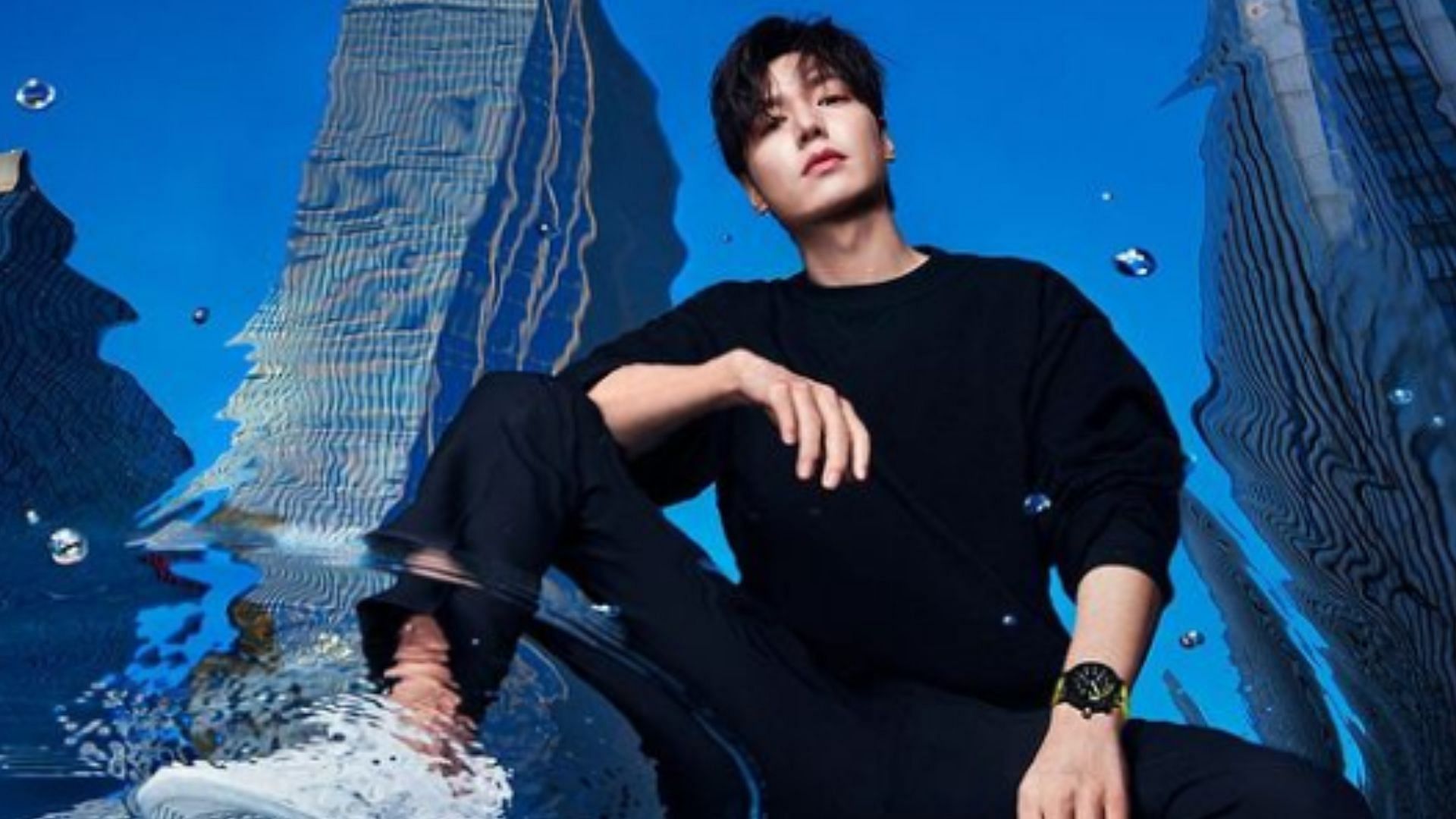 Hallyu star Lee Min Ho posing for an advertisement looking resplendent in a black outfit (Image via Instagram/@actorleeminho)